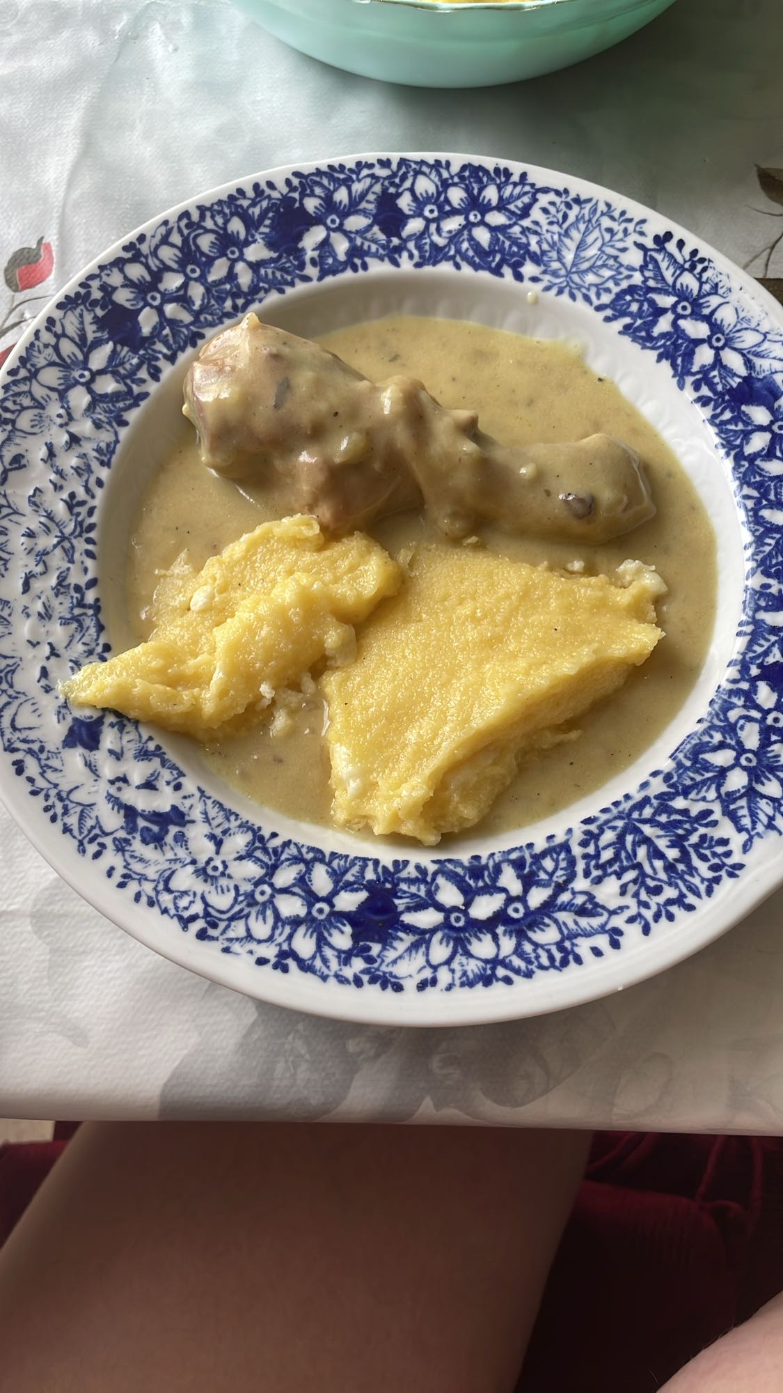 Mămăligă cu tocăniță de pui