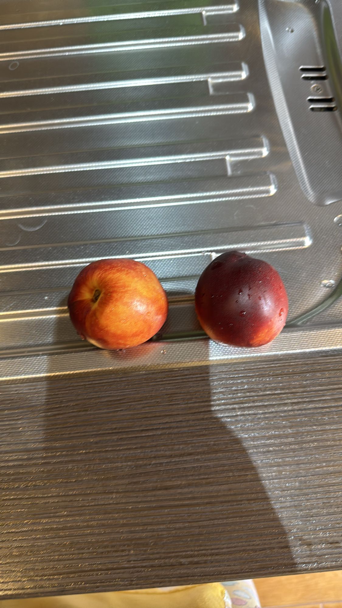 Două nectarine