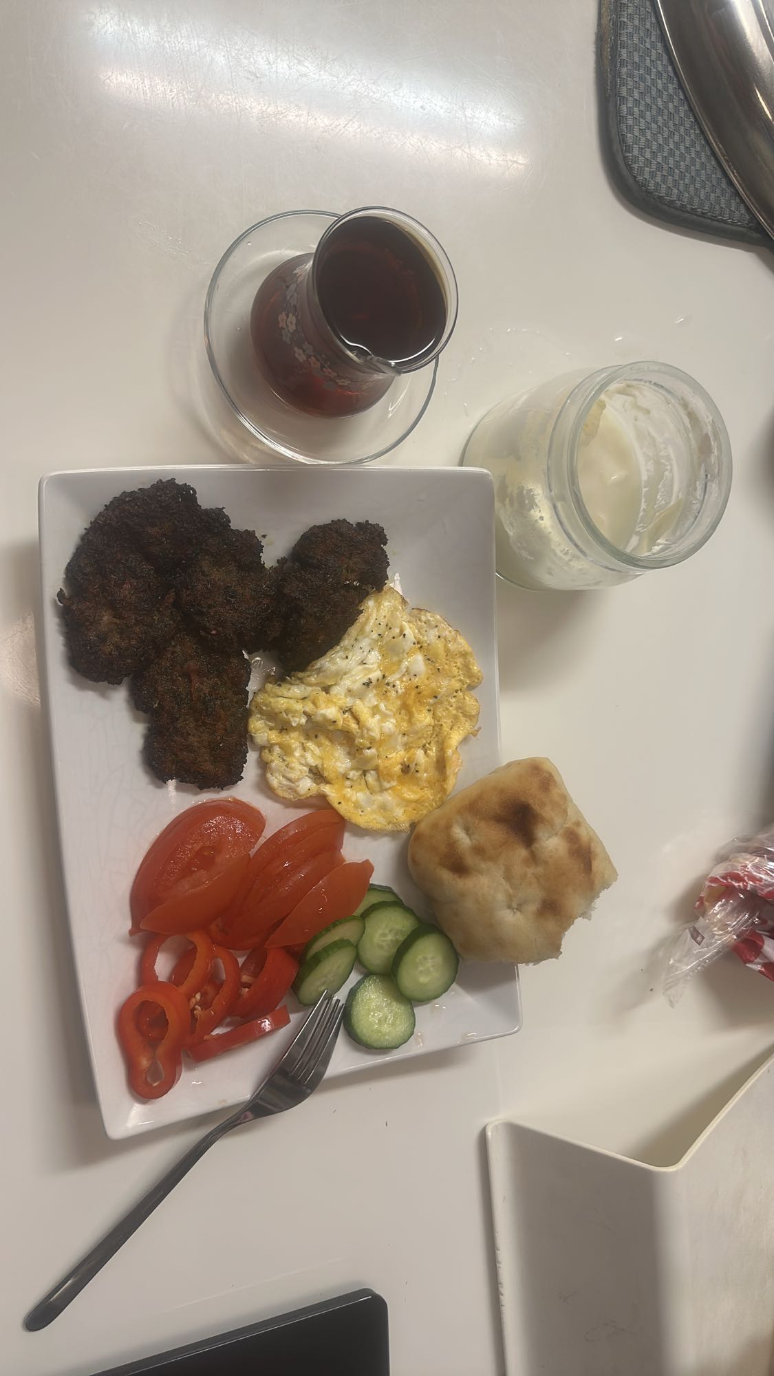 Frukosttallrik med köttbullar