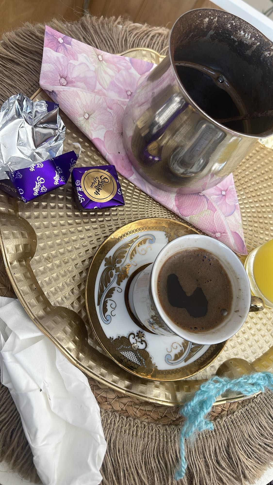 قهوة مع شوكولاتة وعصير