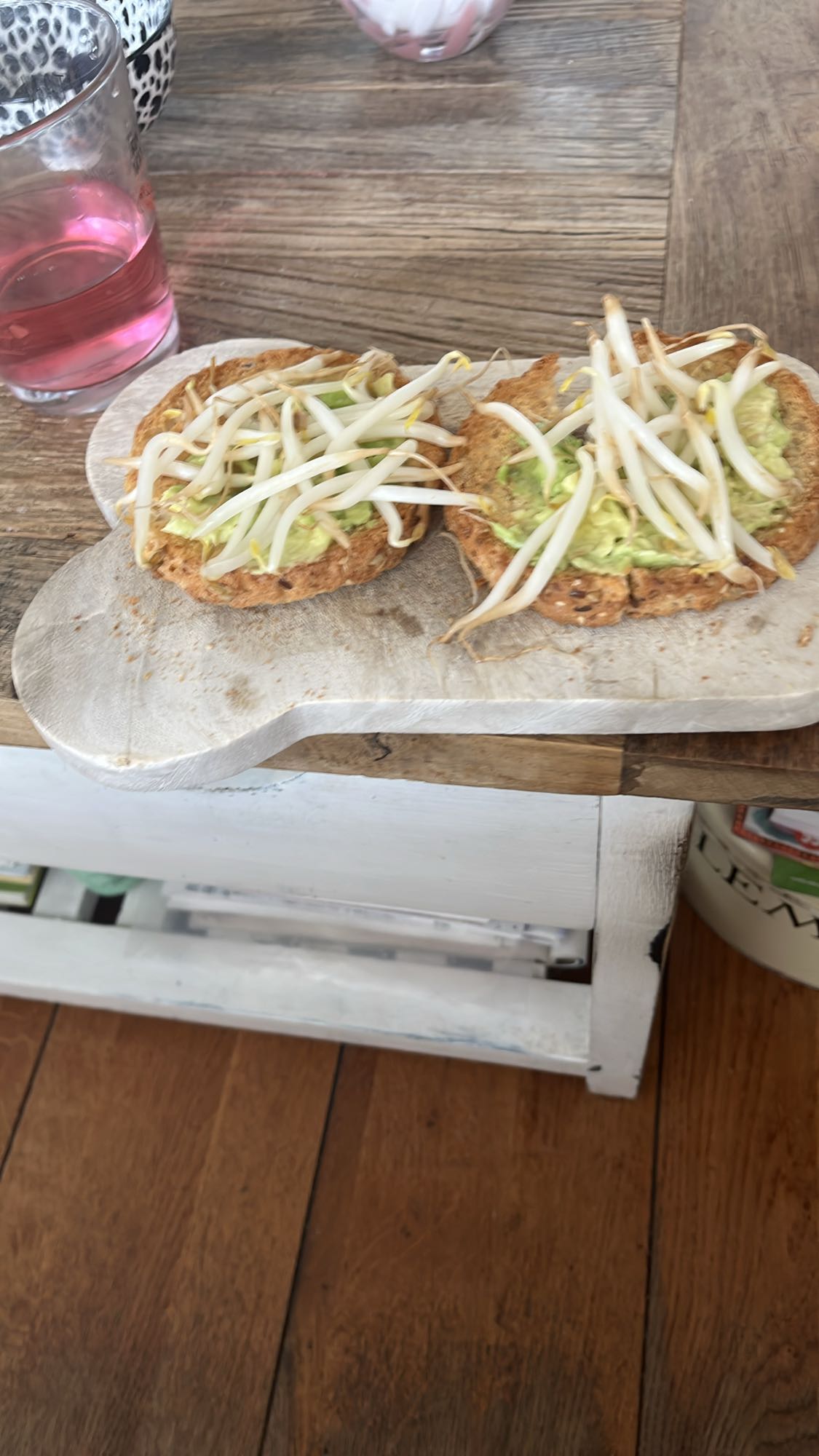 Avocado toast met taugé