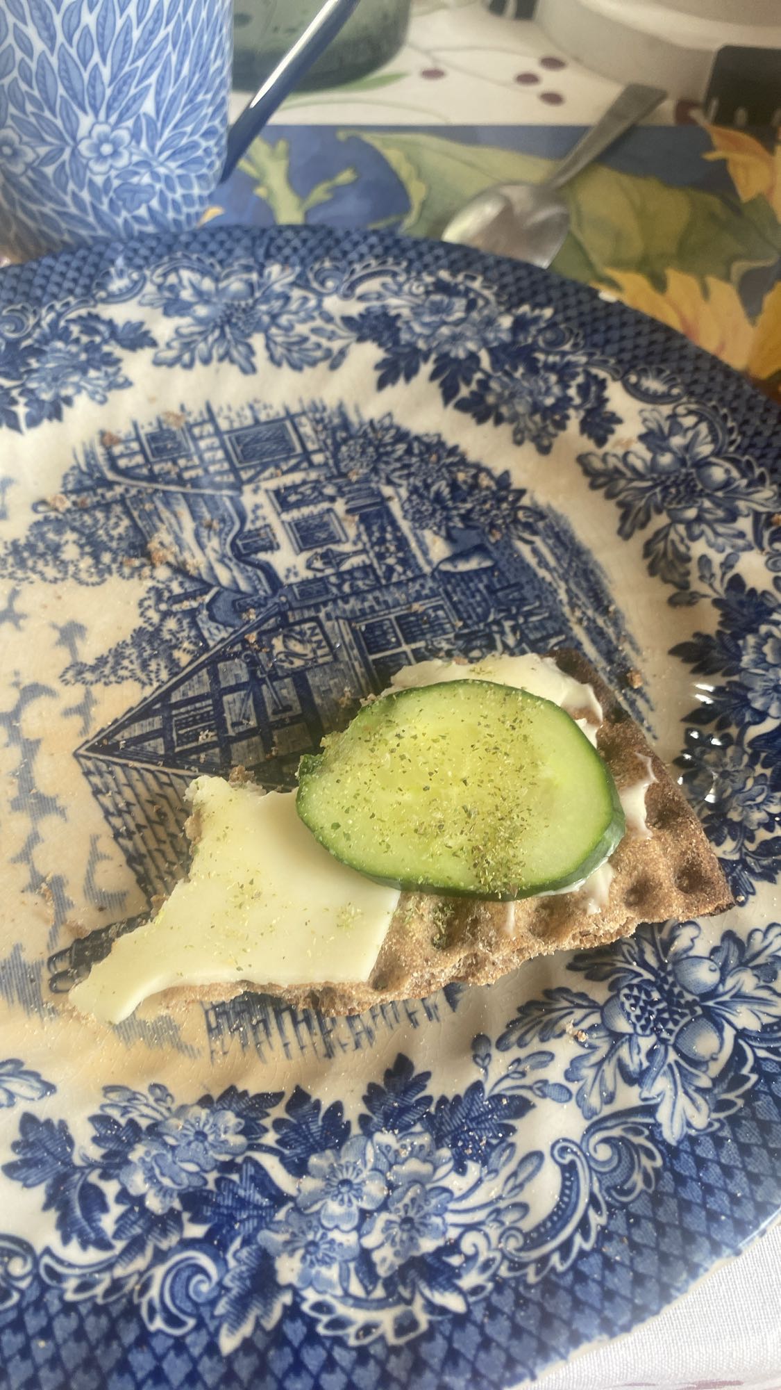 Knäckebröd med ost och gurka