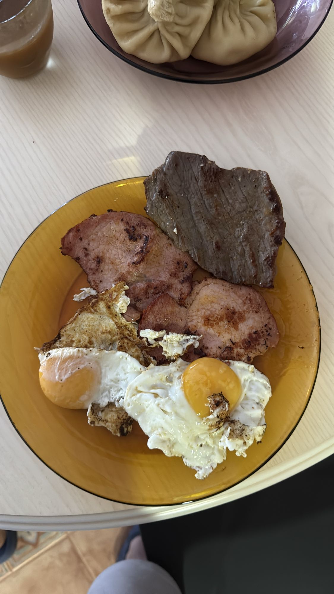 Яичница с ветчиной и стейком