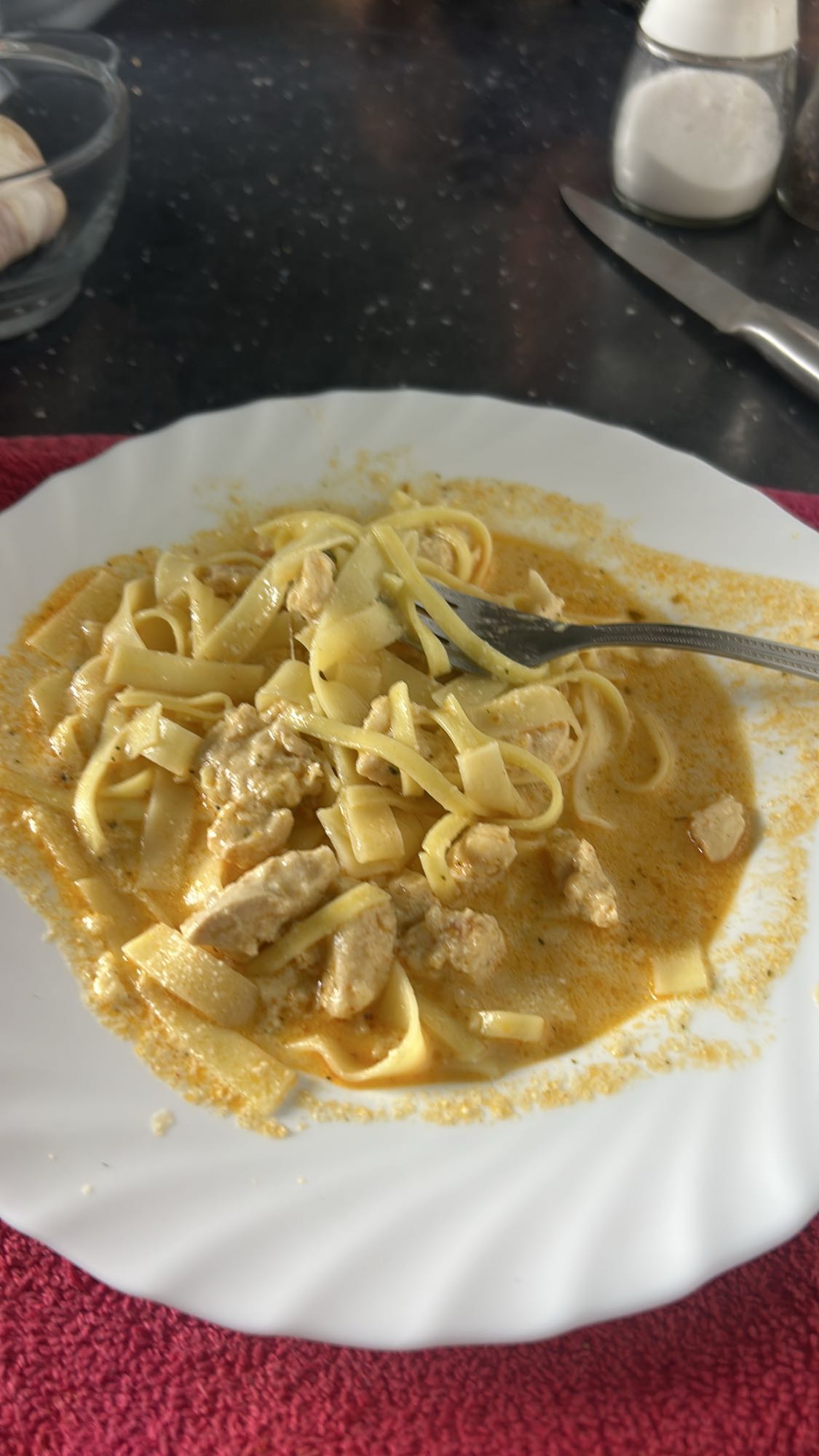 Makaron z kurczakiem w sosie