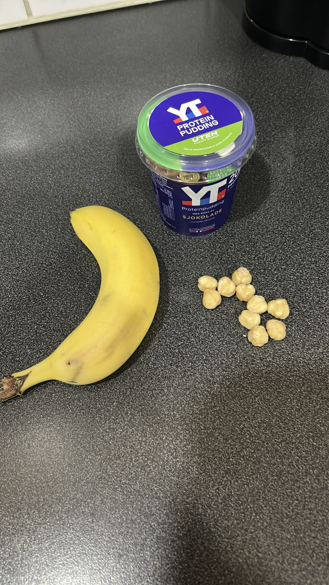 YT pudding, banan og nøtter
