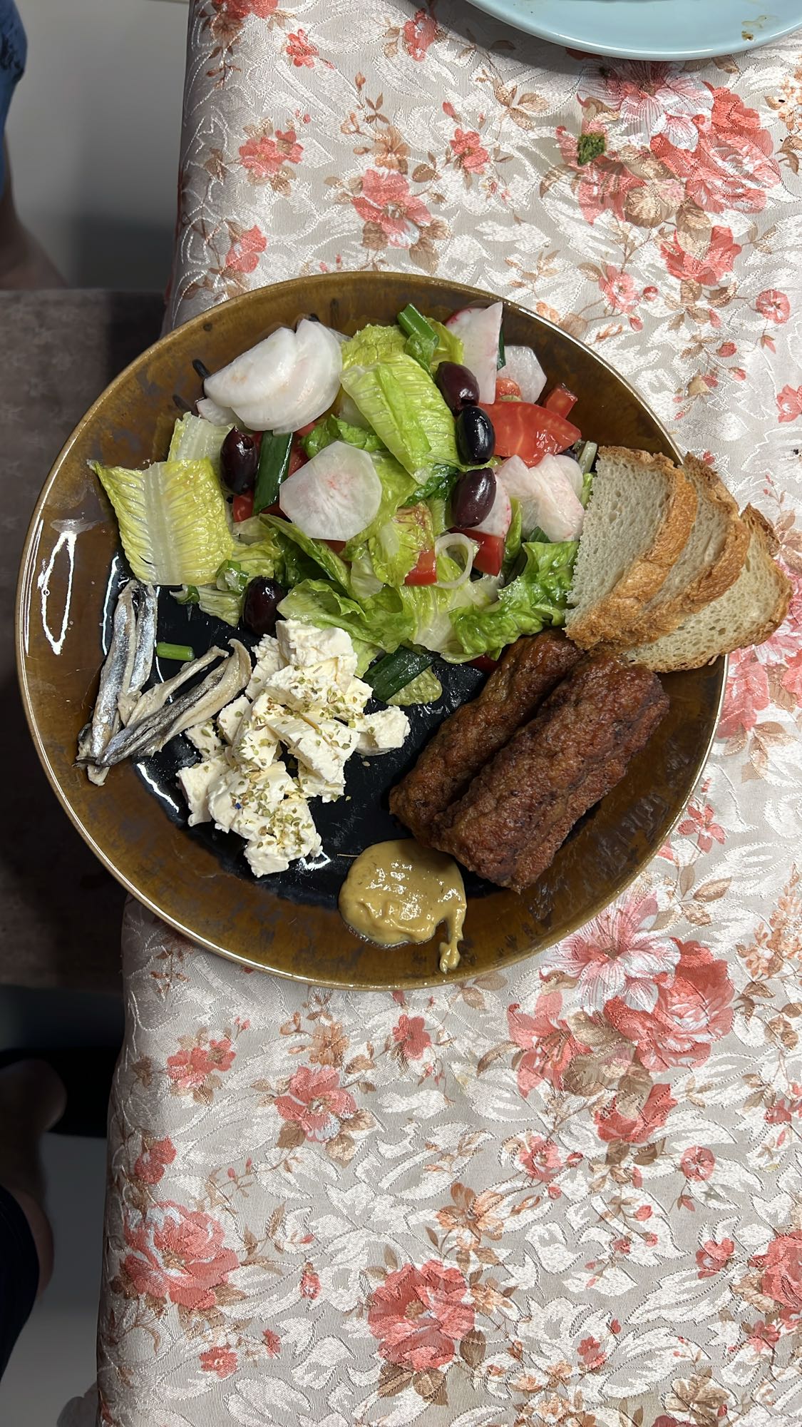 platou cu mici, salată și brânză