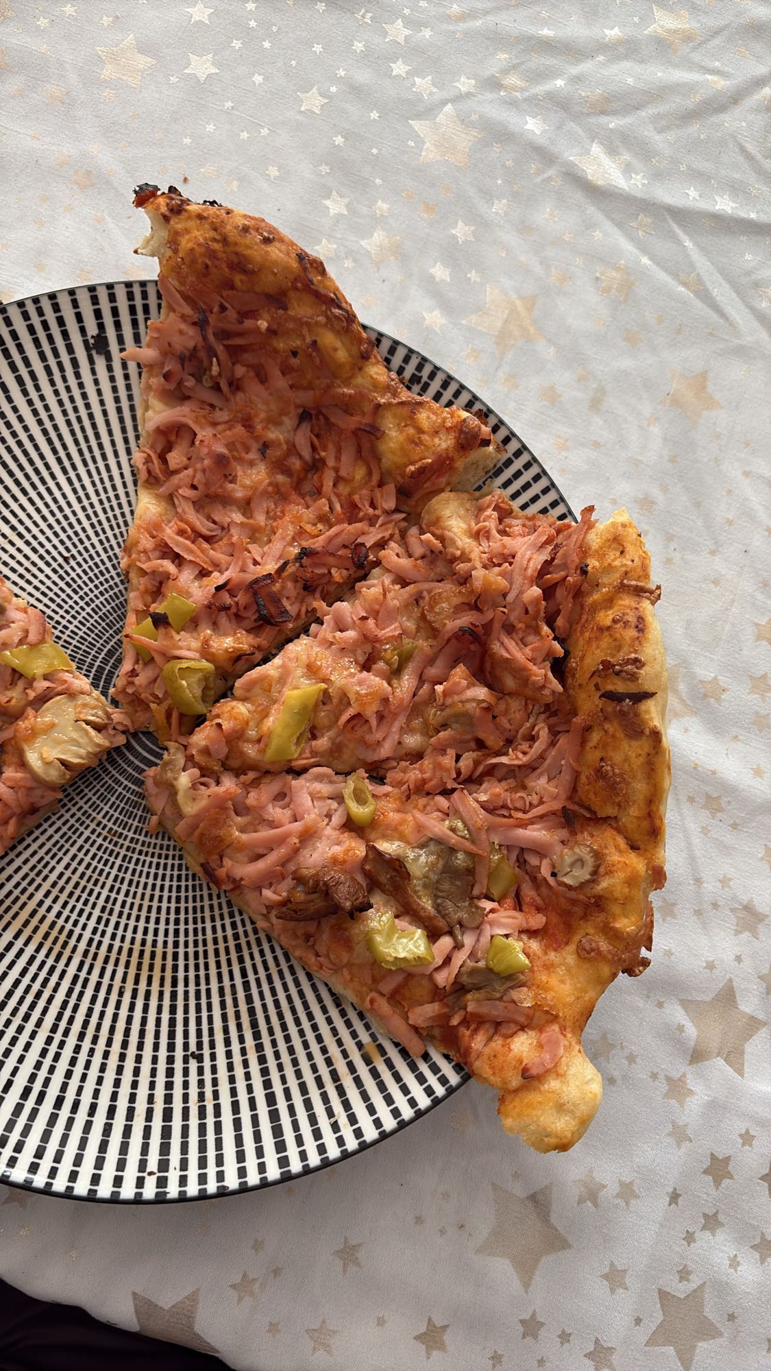 Sonkás zöldséges pizza