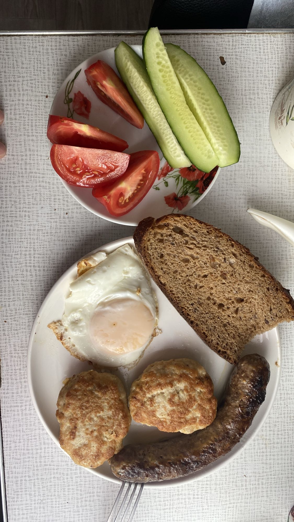 Завтрак с котлетами и яйцом