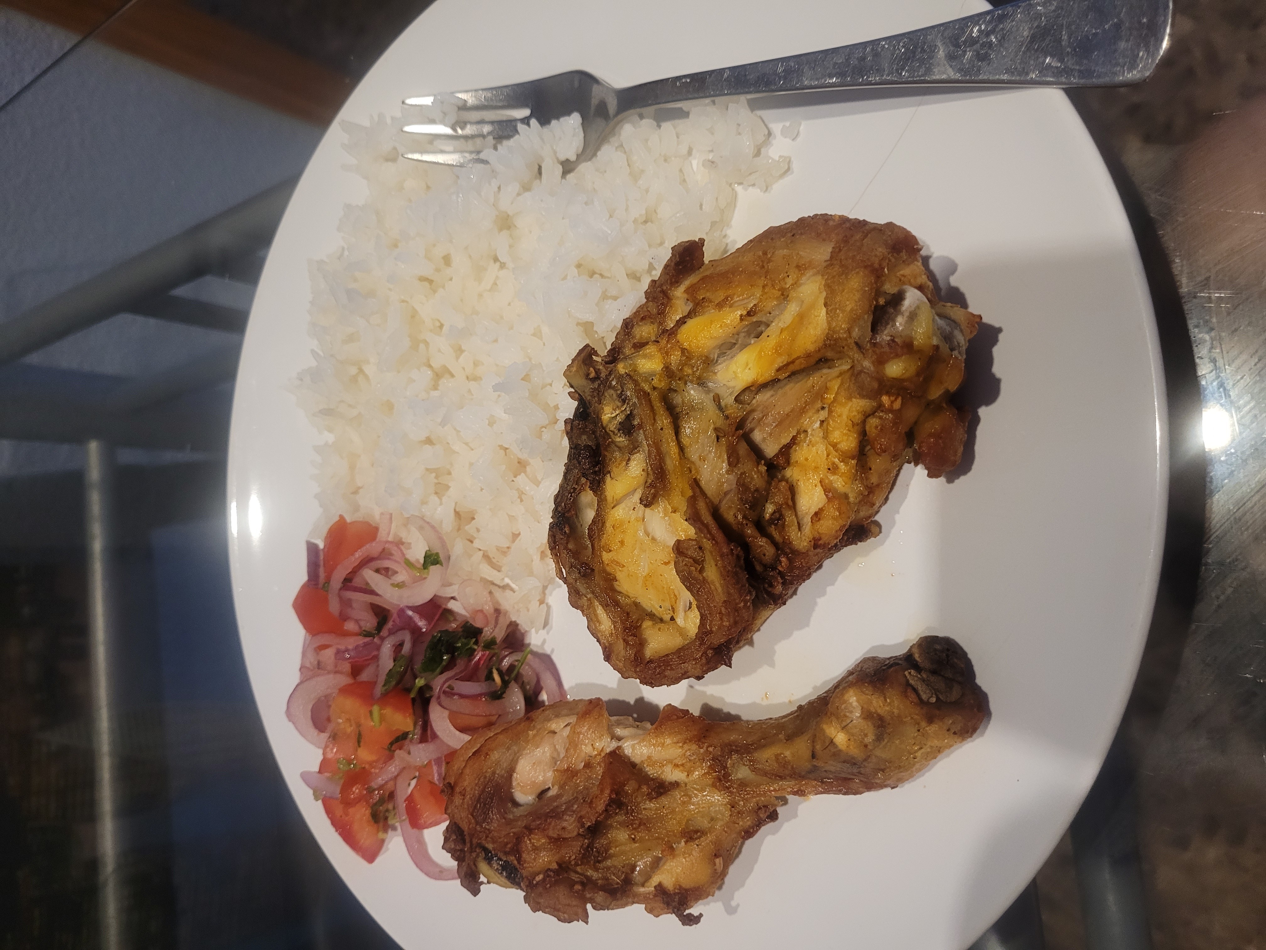 Pollo frito con arroz y ensalada