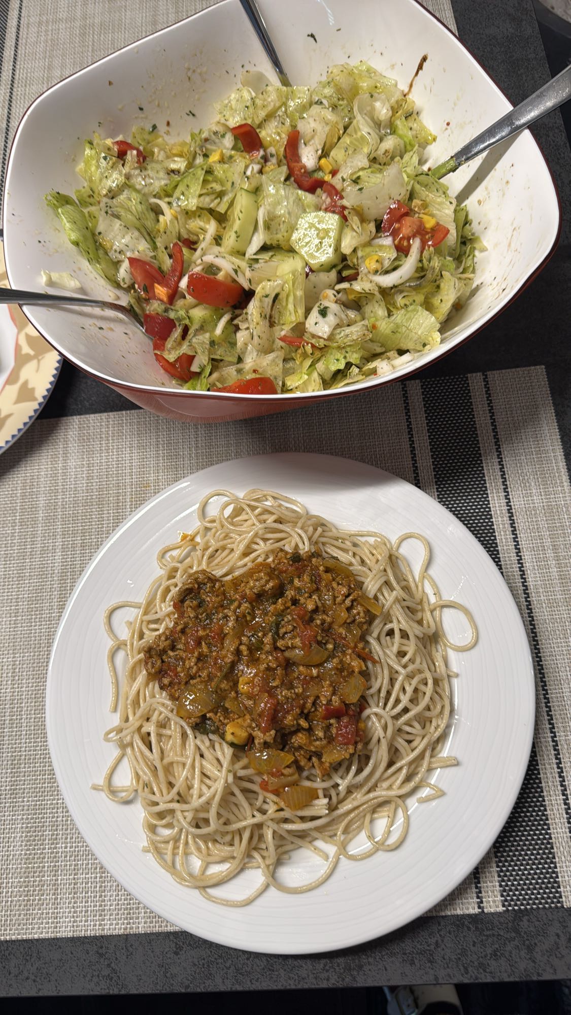 Spaghetti mit Salat