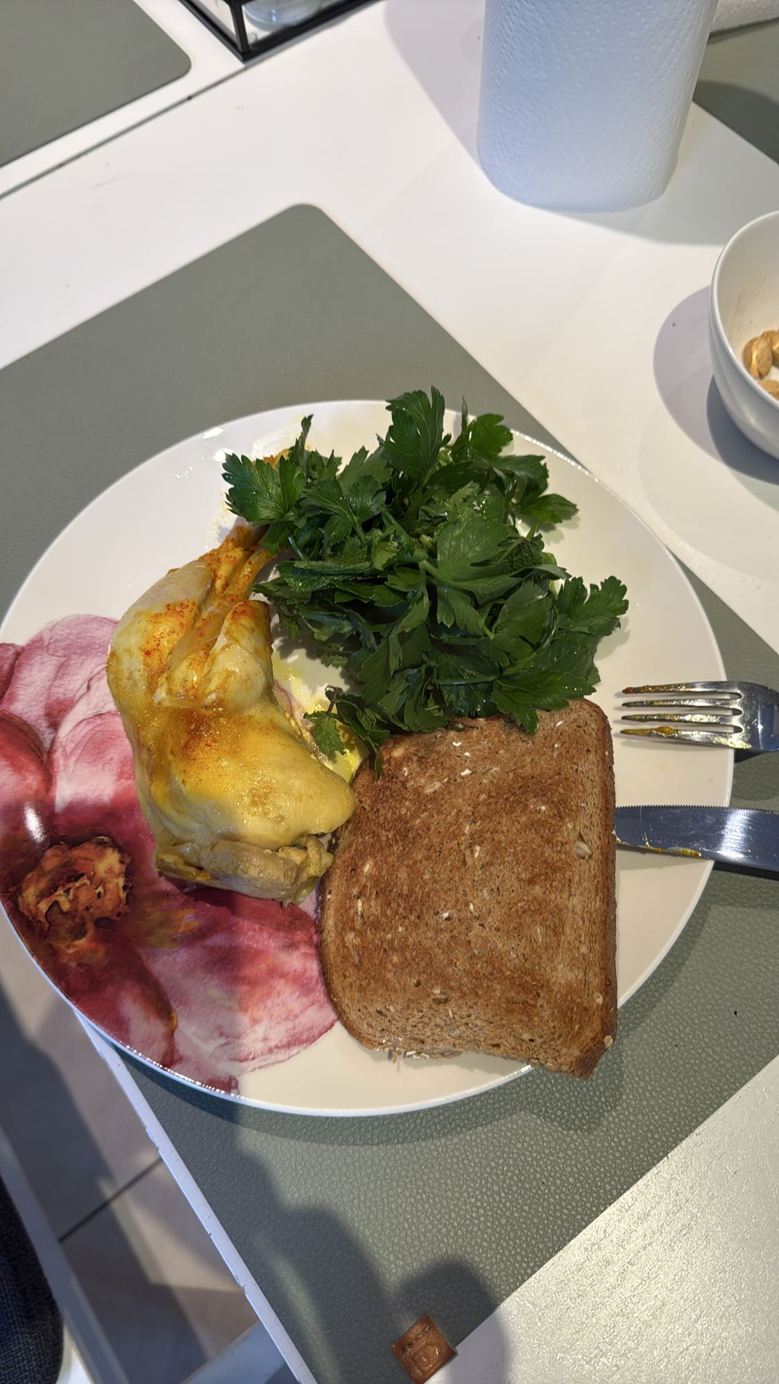 Kip met toast en peterselie