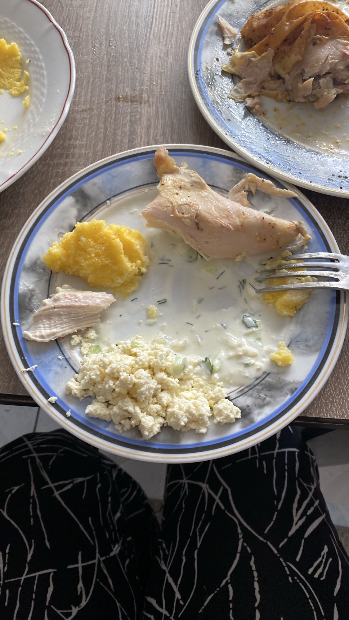 Pui cu mămăligă și brânză