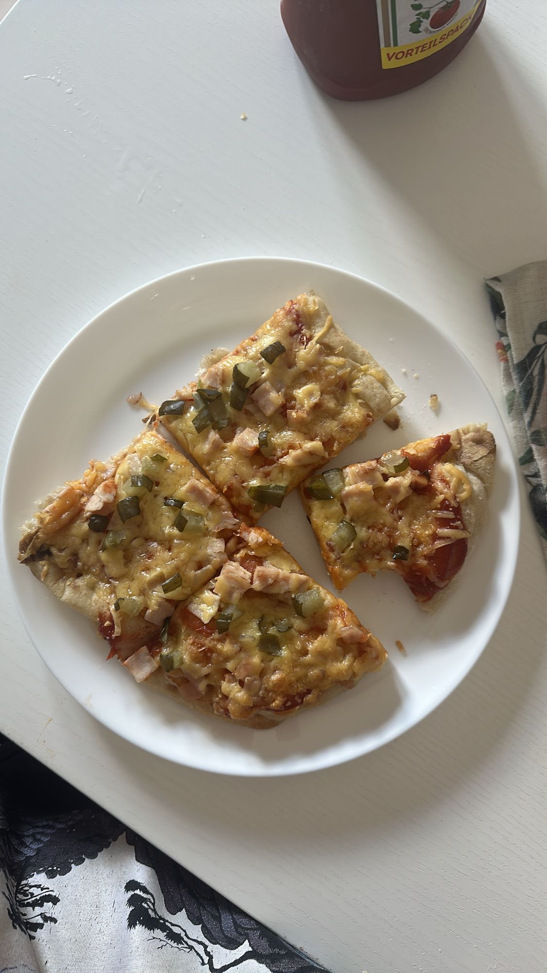 Domowa pizza z szynką