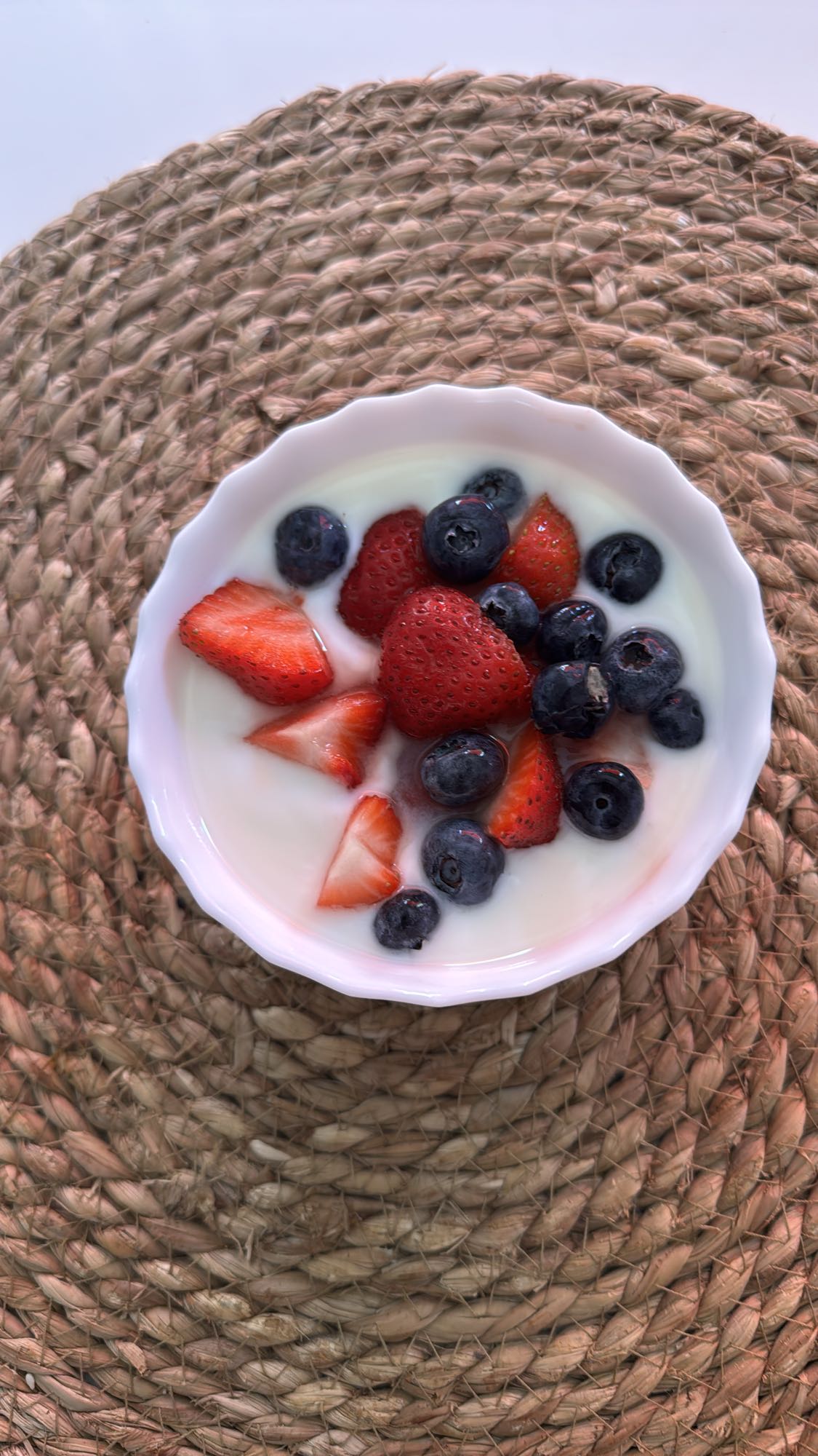 Yoghurt met bessen en aardbei
