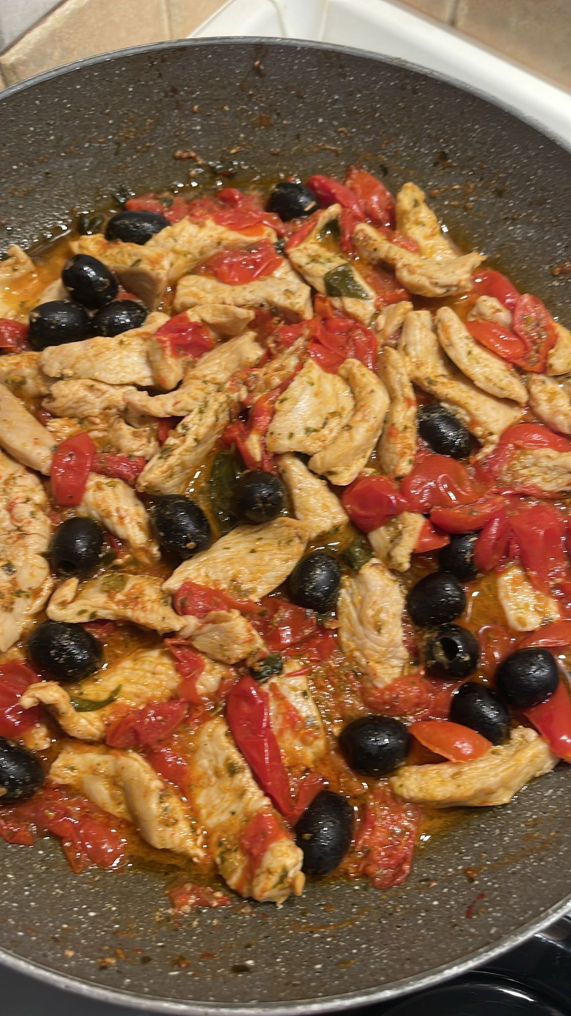 Pollo con pomodori e olive nere
