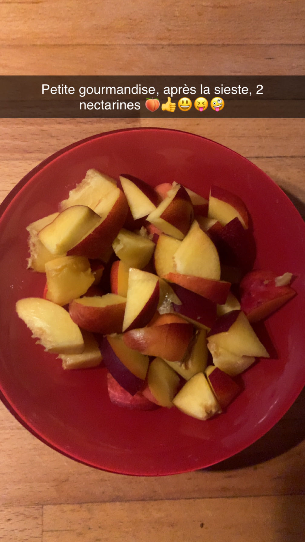 Bol de nectarines fraîches