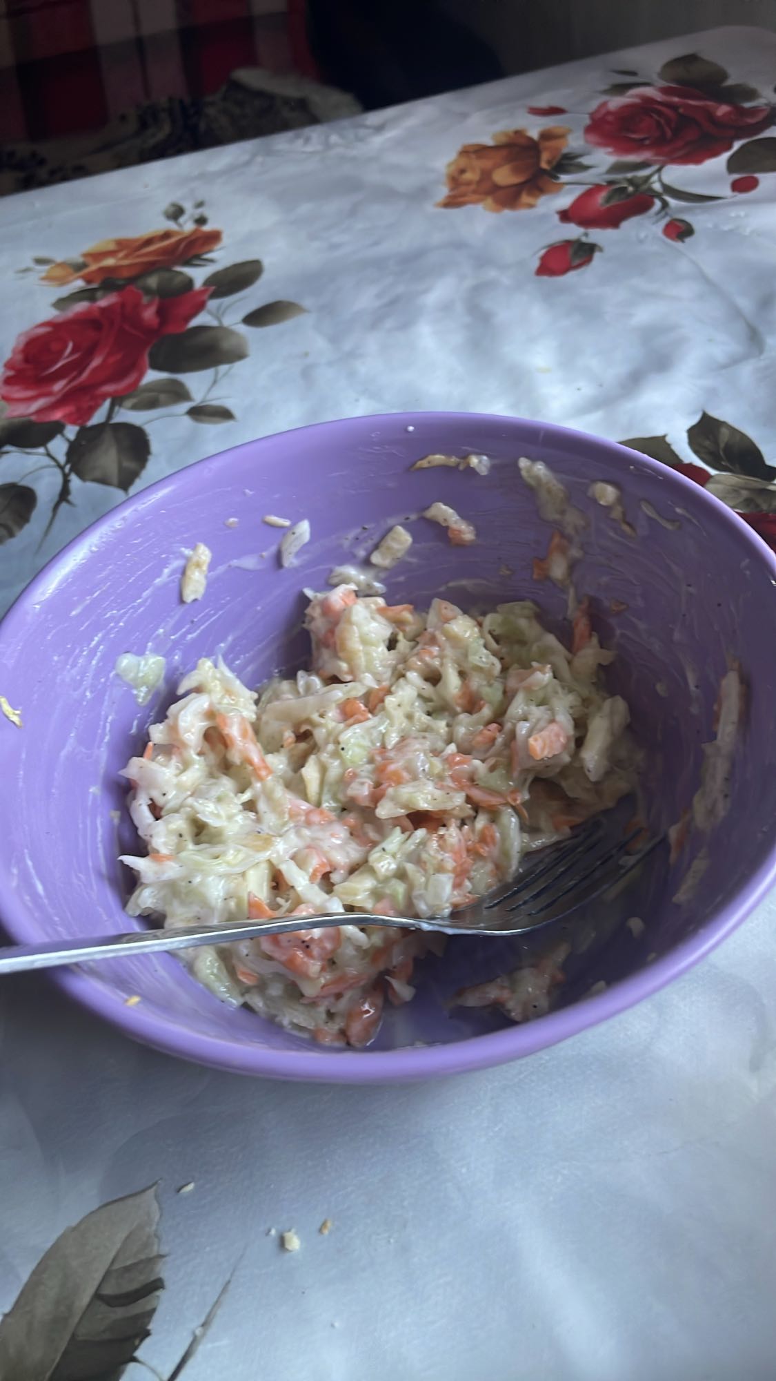 Salată cu măr, morcov, castravete și iaurt