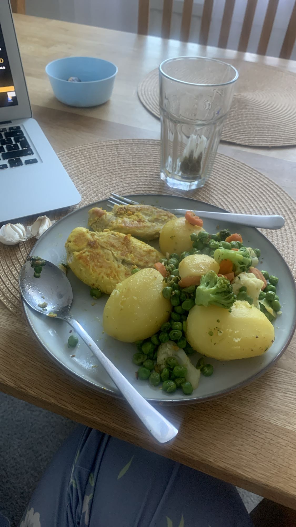 Kyckling med potatis och grönsaker