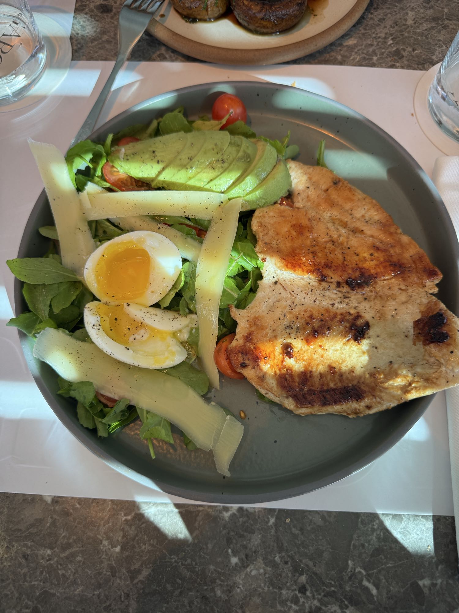 Ensalada con pollo y huevo