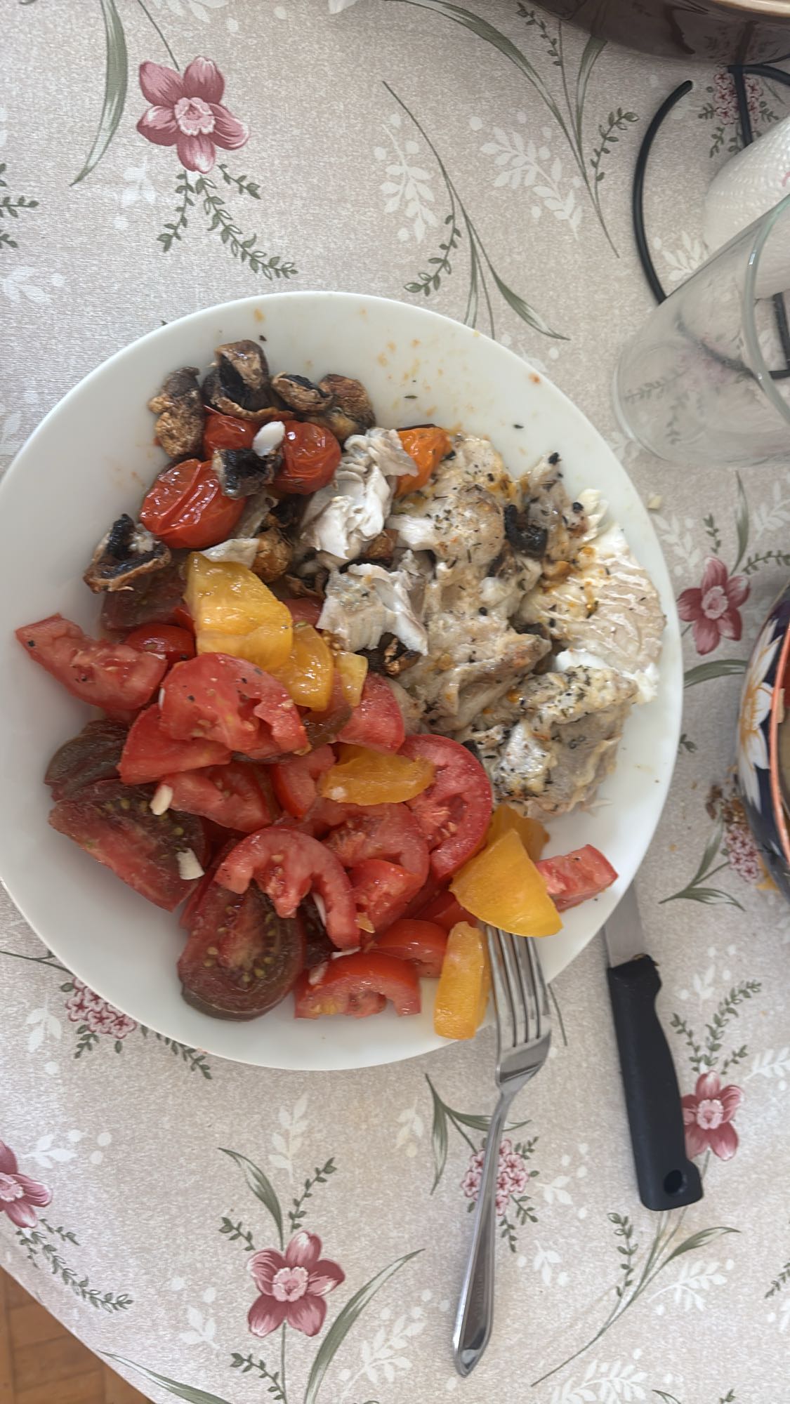 Poisson, tomates et légumes