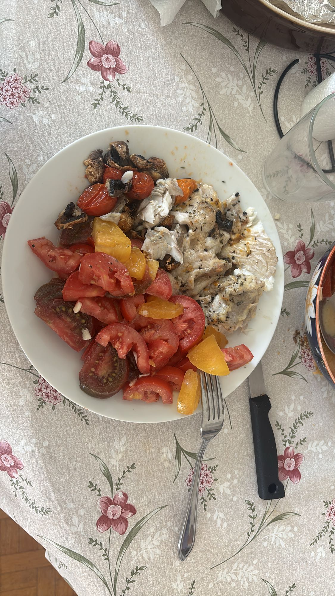 Poisson grillé et salade de tomates
