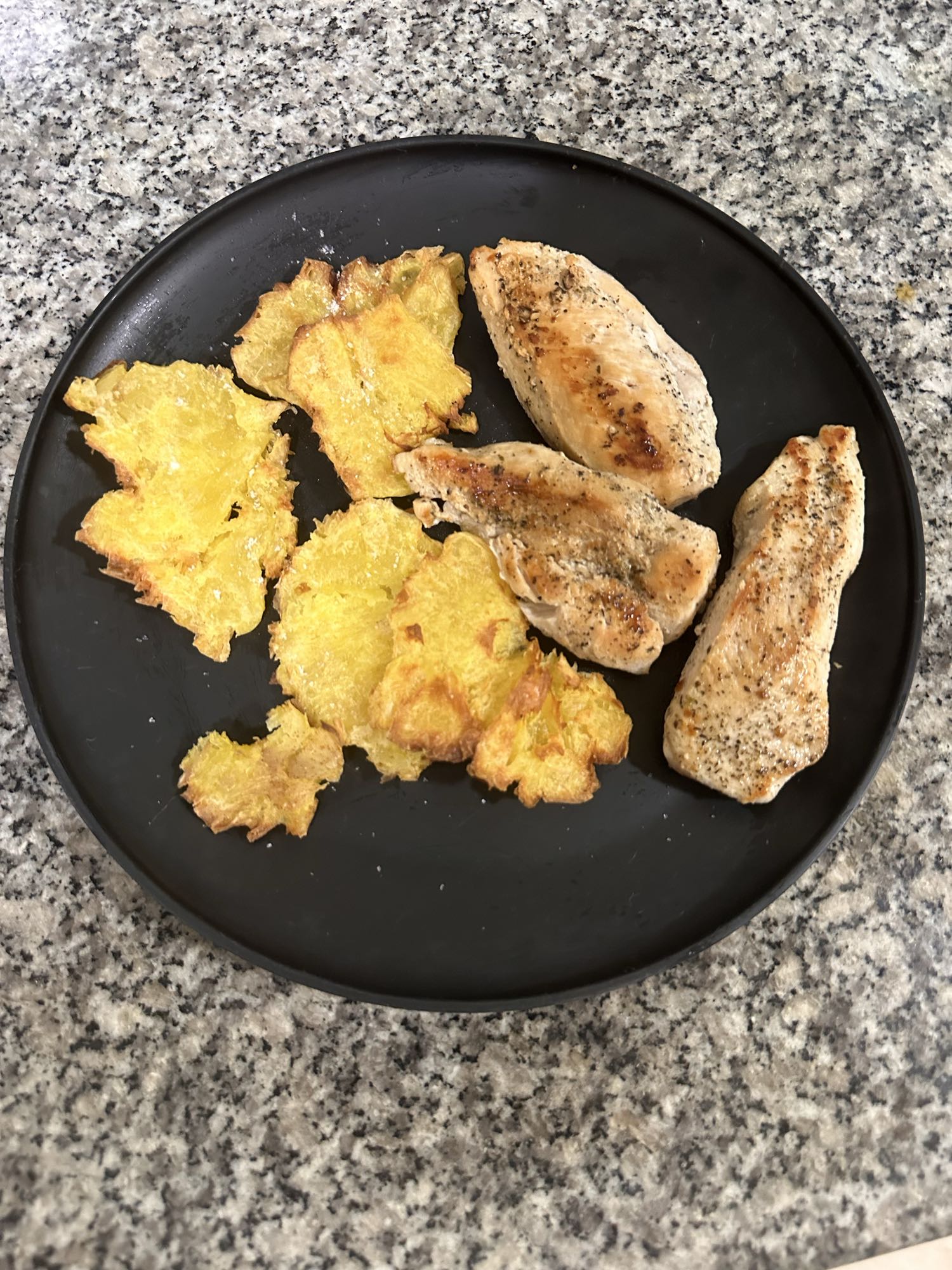 Pollo con papas aplastadas