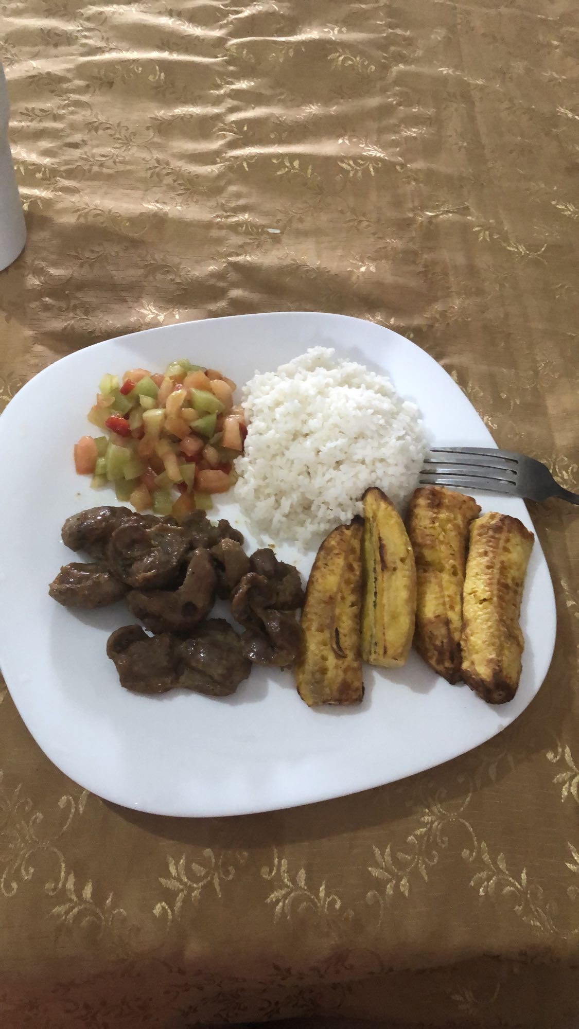 Carne, arroz, plátano y ensalada