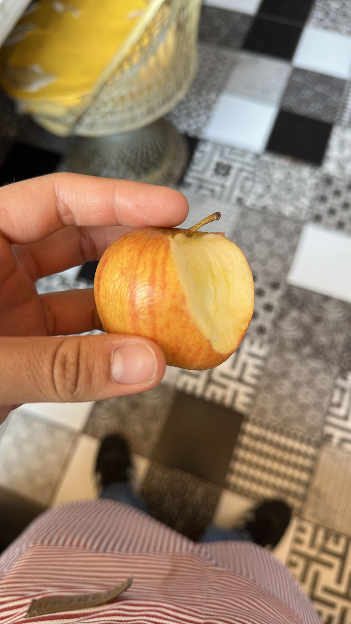 Manzana pequeña mordida