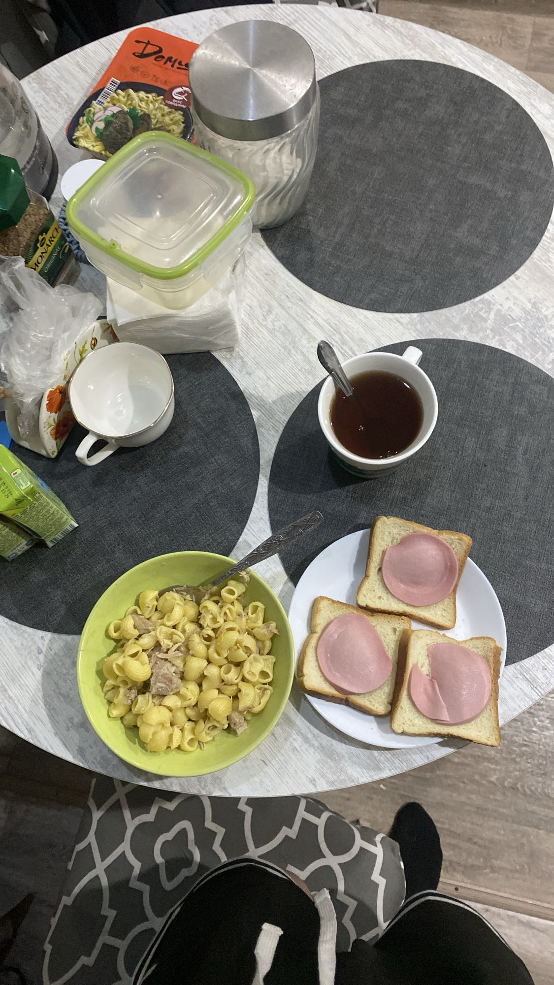 Макароны и бутерброды