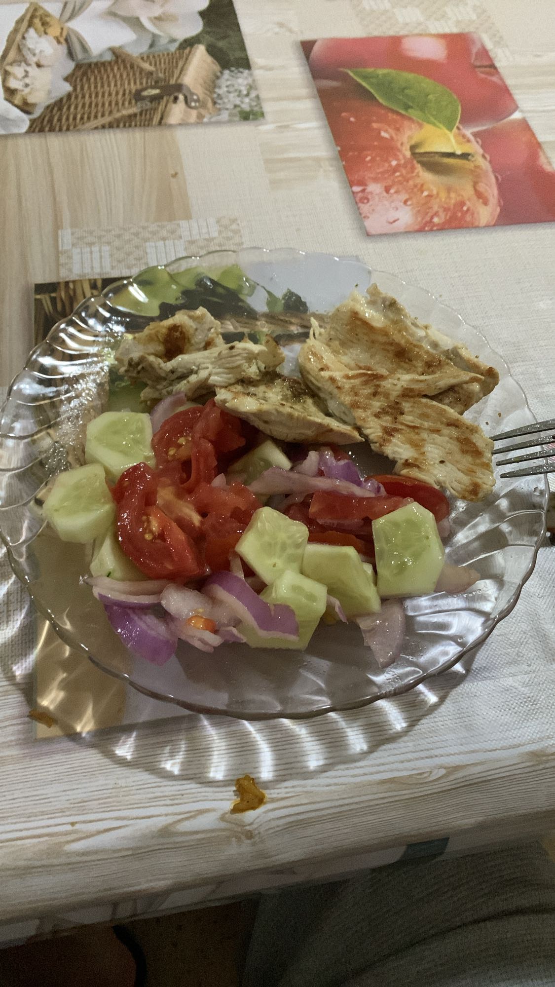 Poulet grillé et salade fraîche