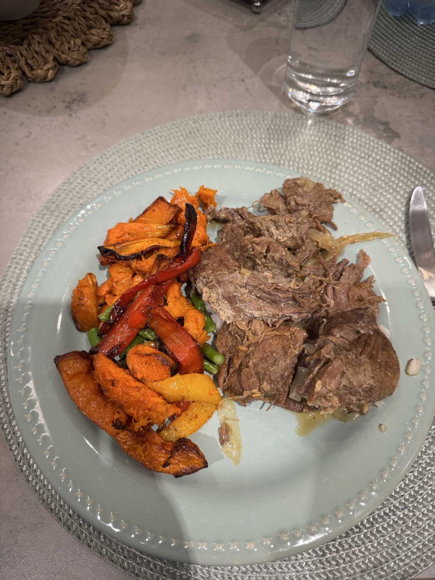 Carne con verduras asadas