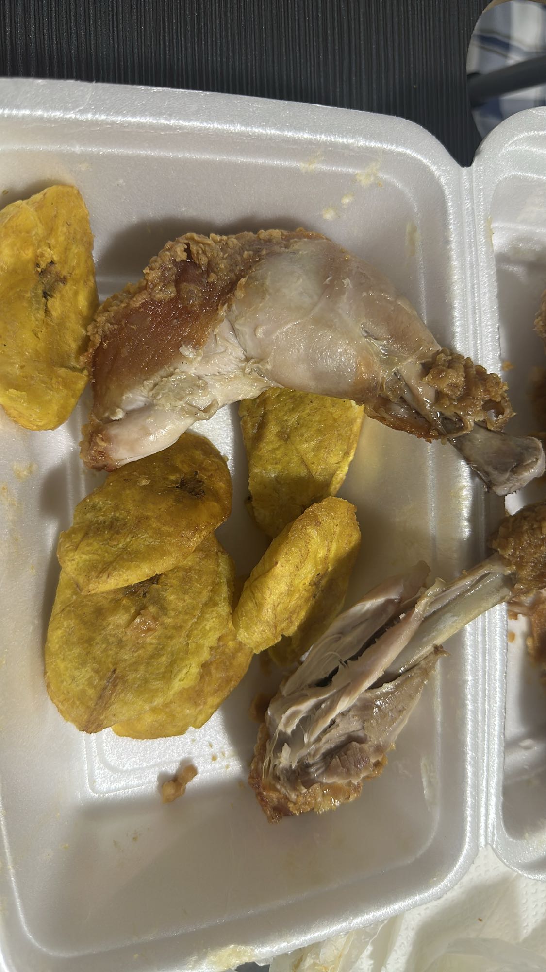 Pollo frito con tostones
