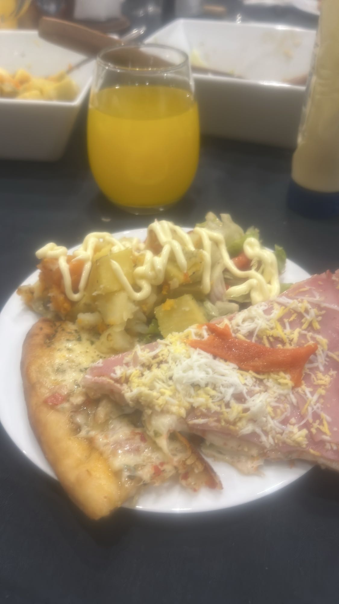 Pizza con ensalada y jugo
