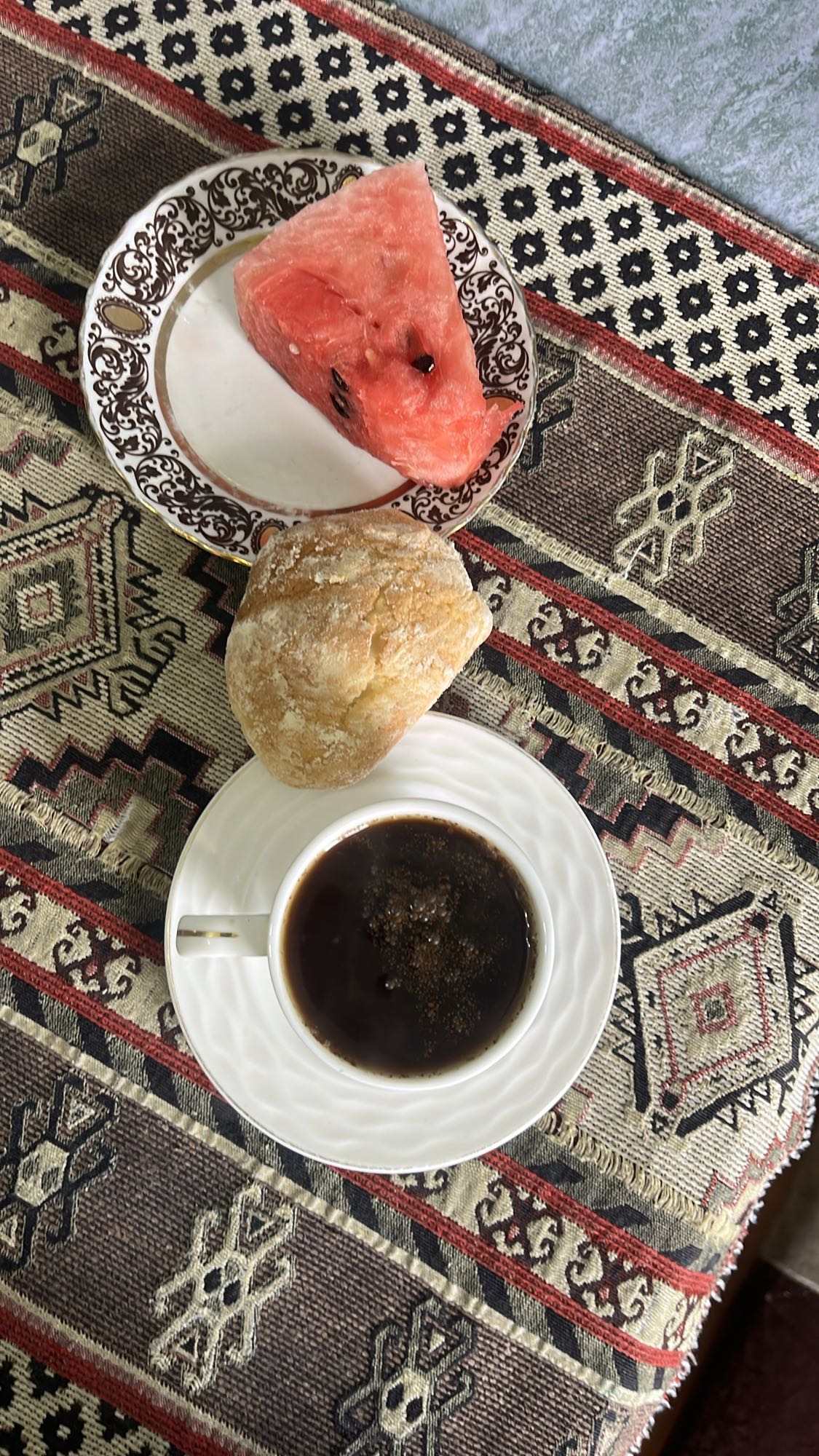 Арбуз, булочка и кофе