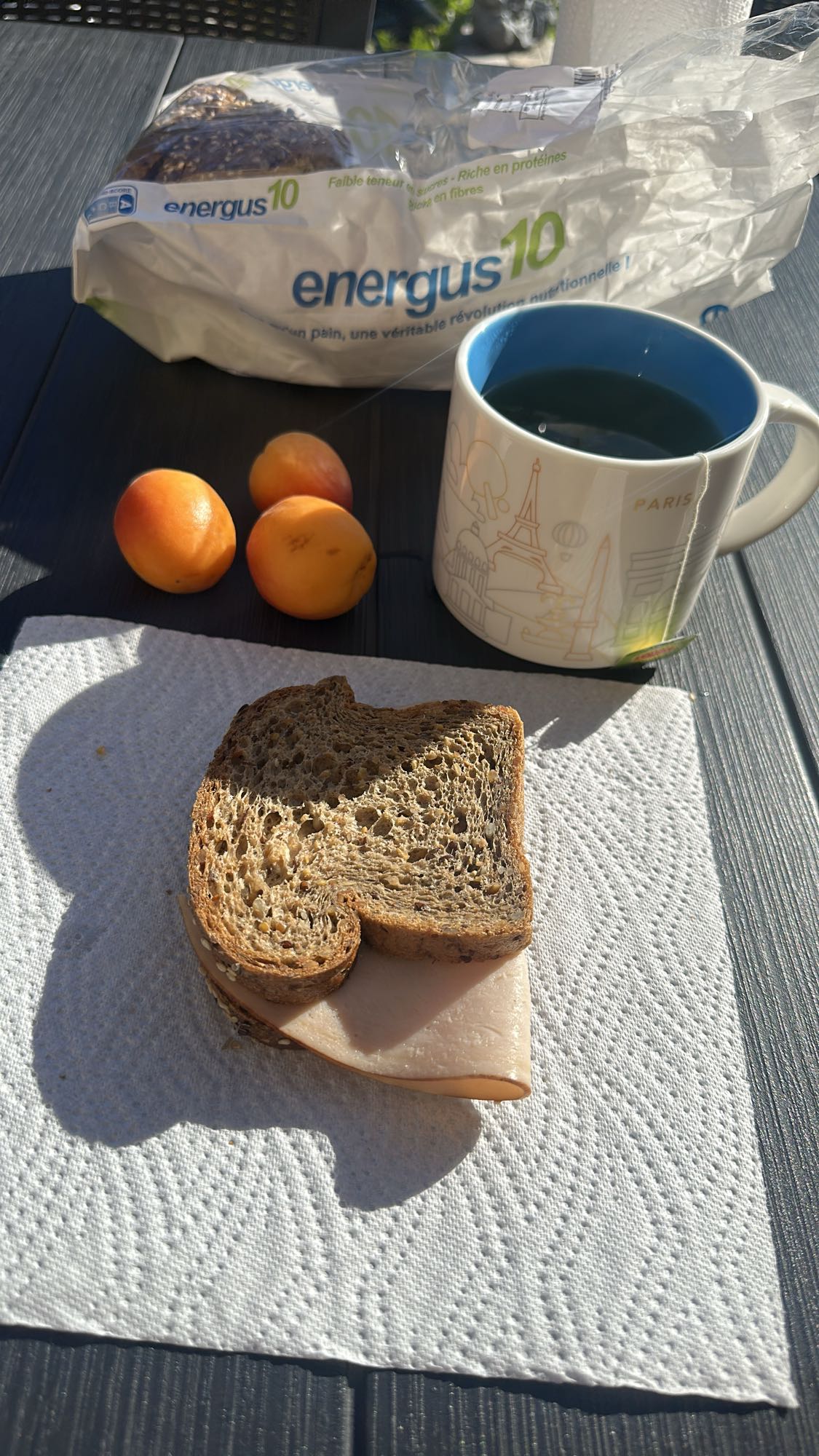 Petit-déjeuner sandwich abricots