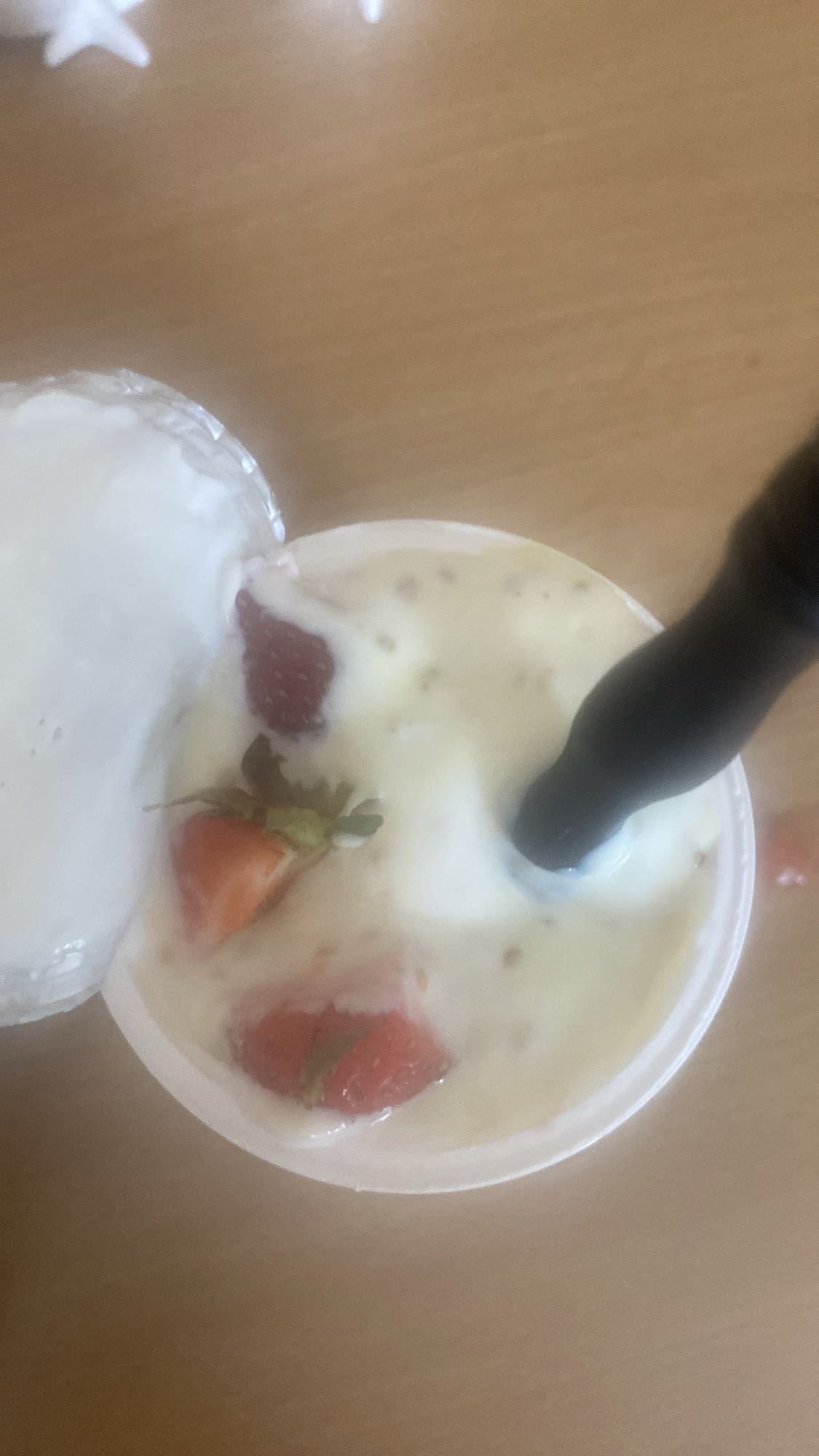 jogurt z truskawkami