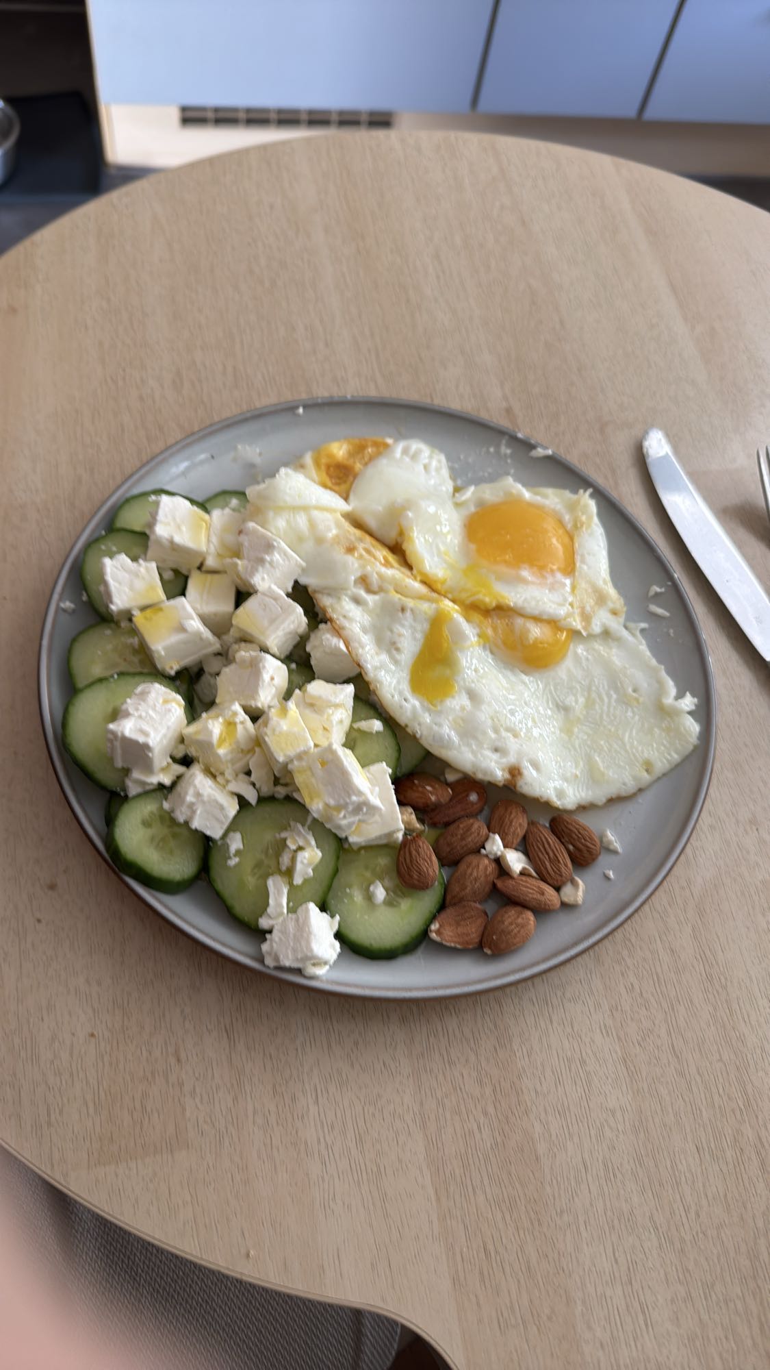 Eier, Feta, Gurke, Mandeln