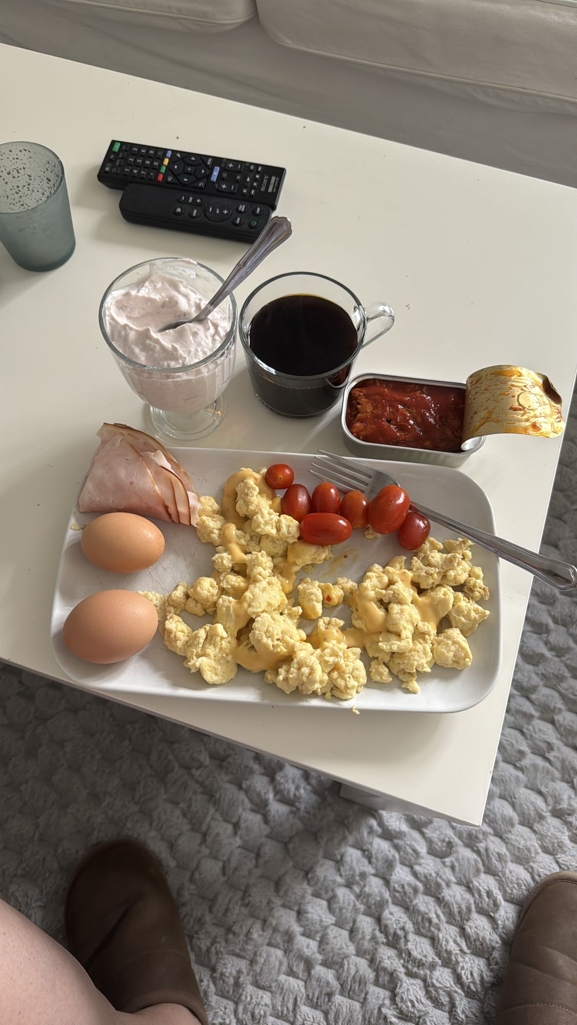 Frukost med ägg och yoghurt