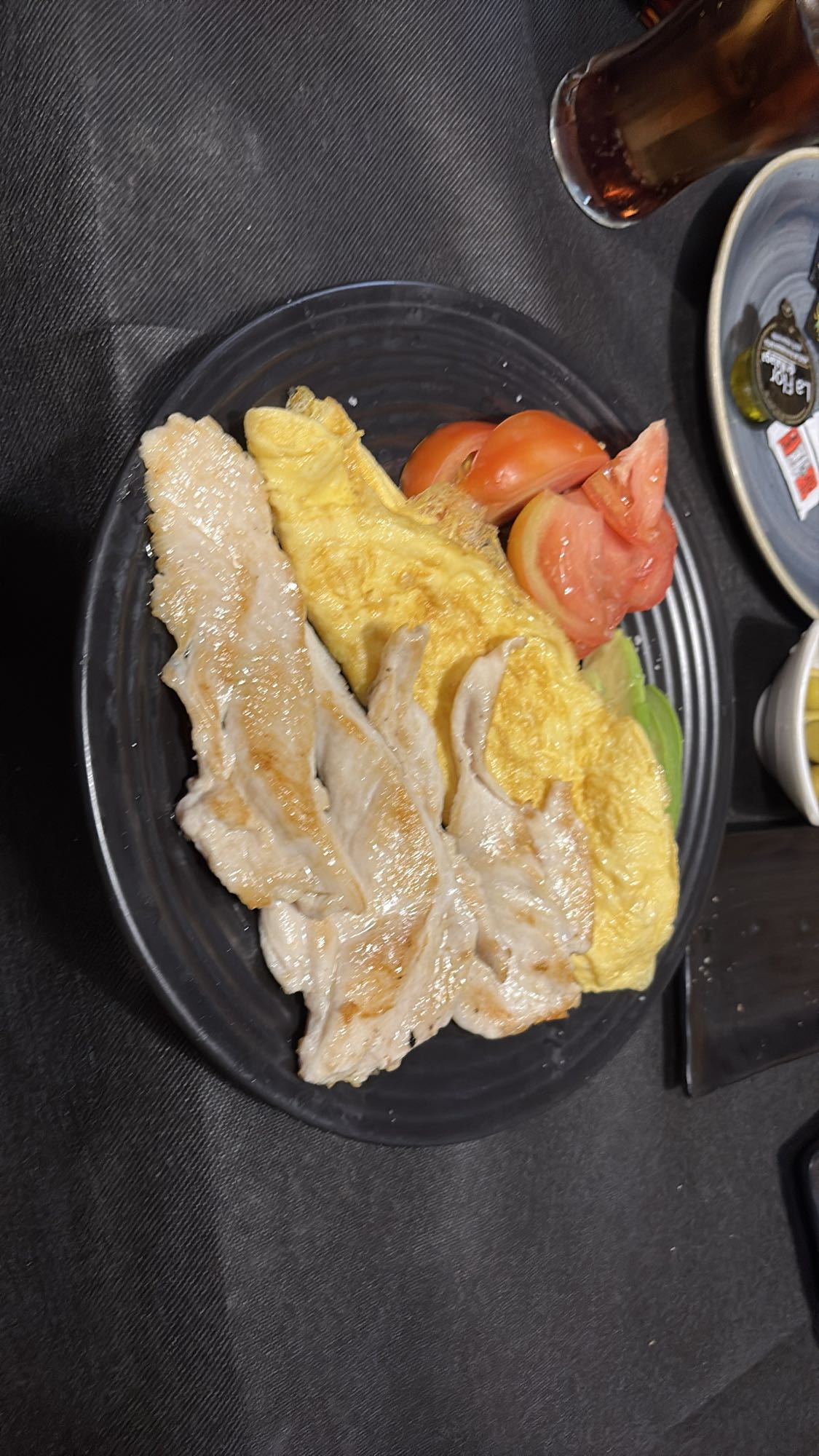 pollo con tortilla y tomate