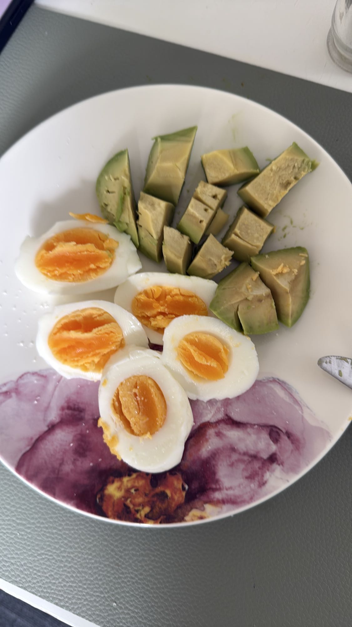 Gekookte eieren en avocado