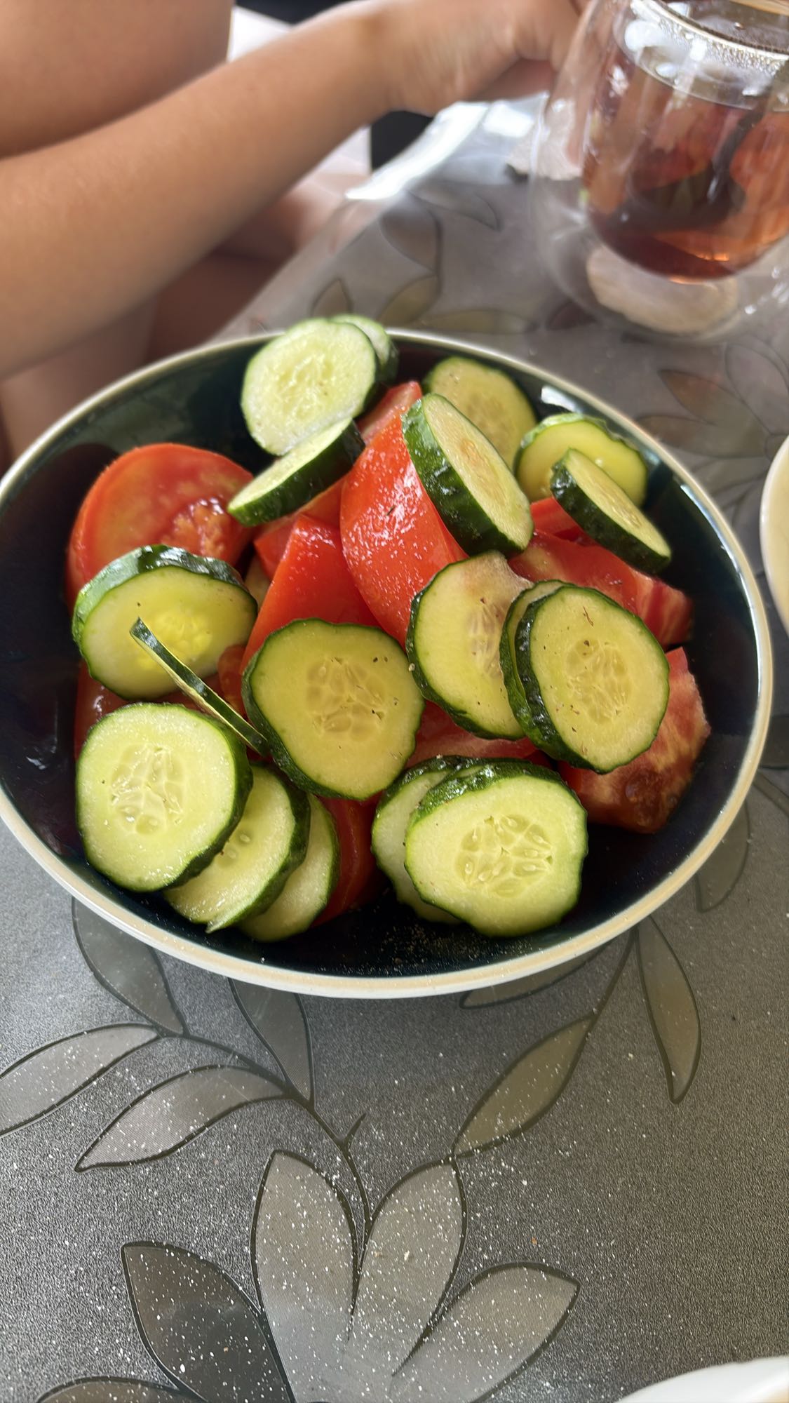 Salată de castraveți și roșii