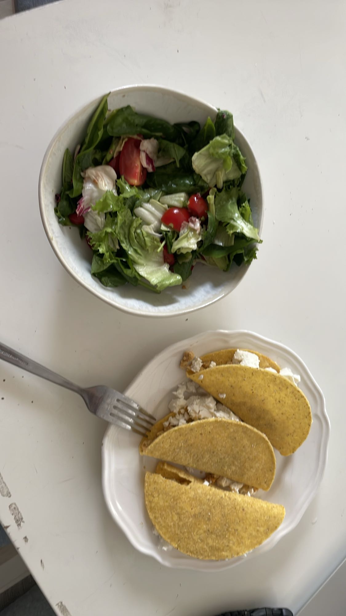 Tacos cu brânză și salată