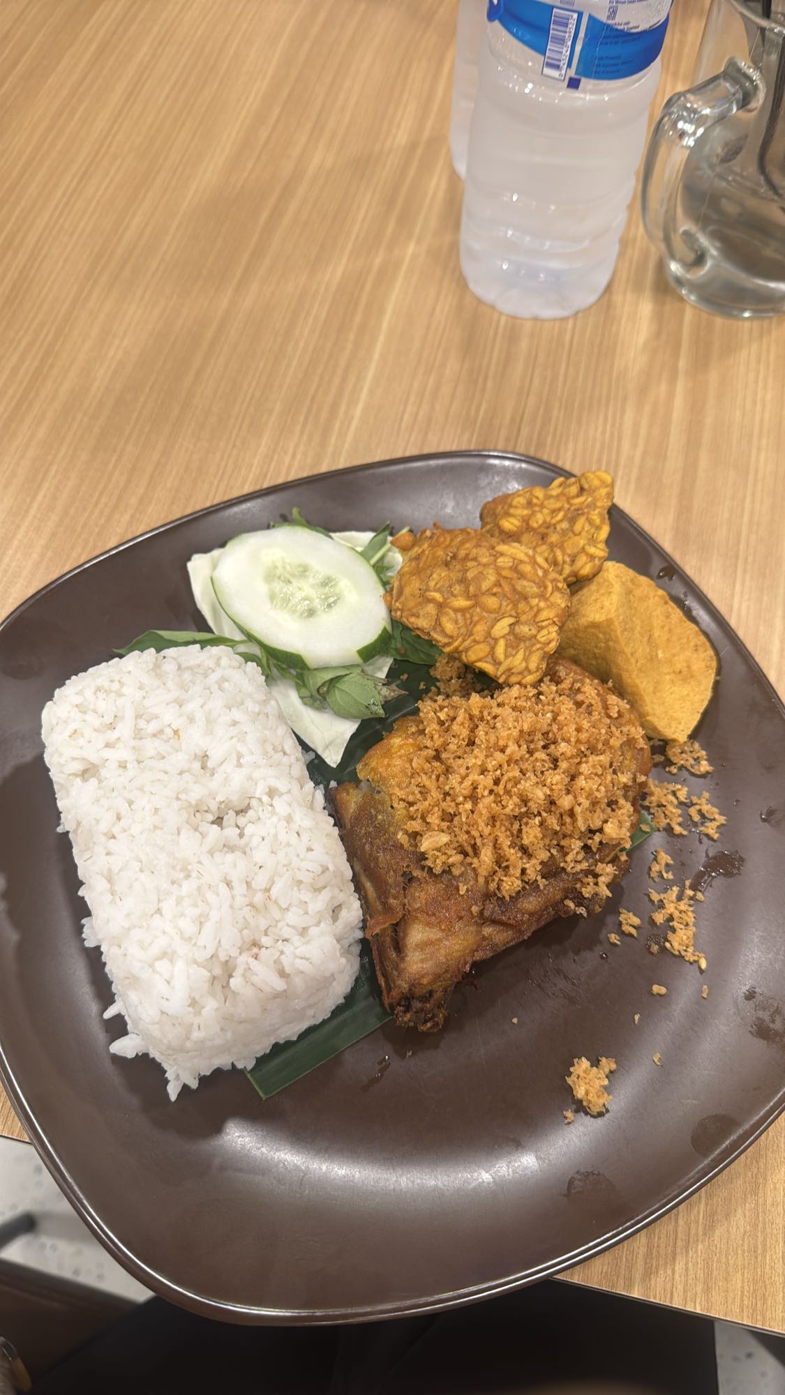 Nasi ayam goreng komplit