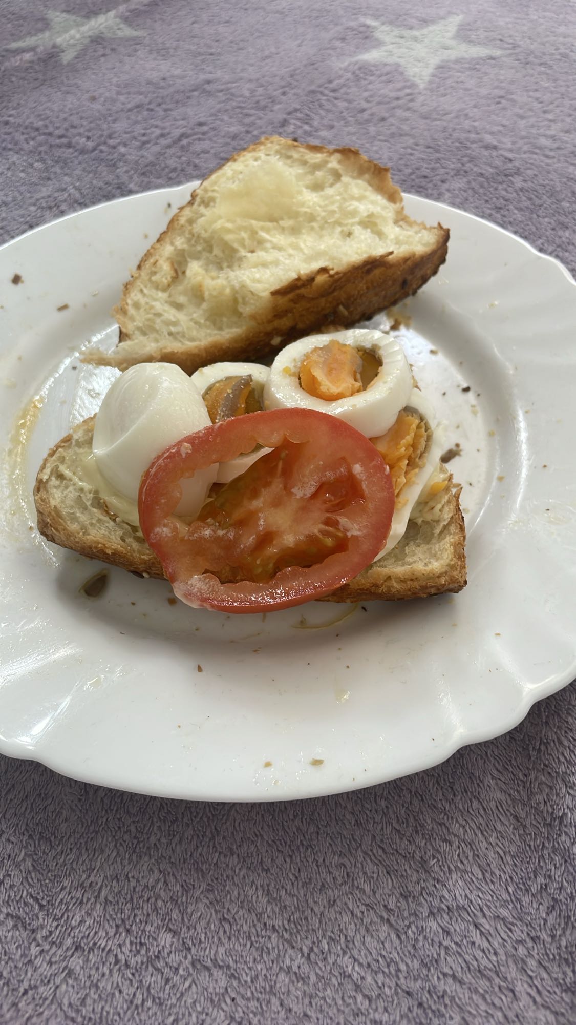 Kanapka z jajkiem i pomidorem