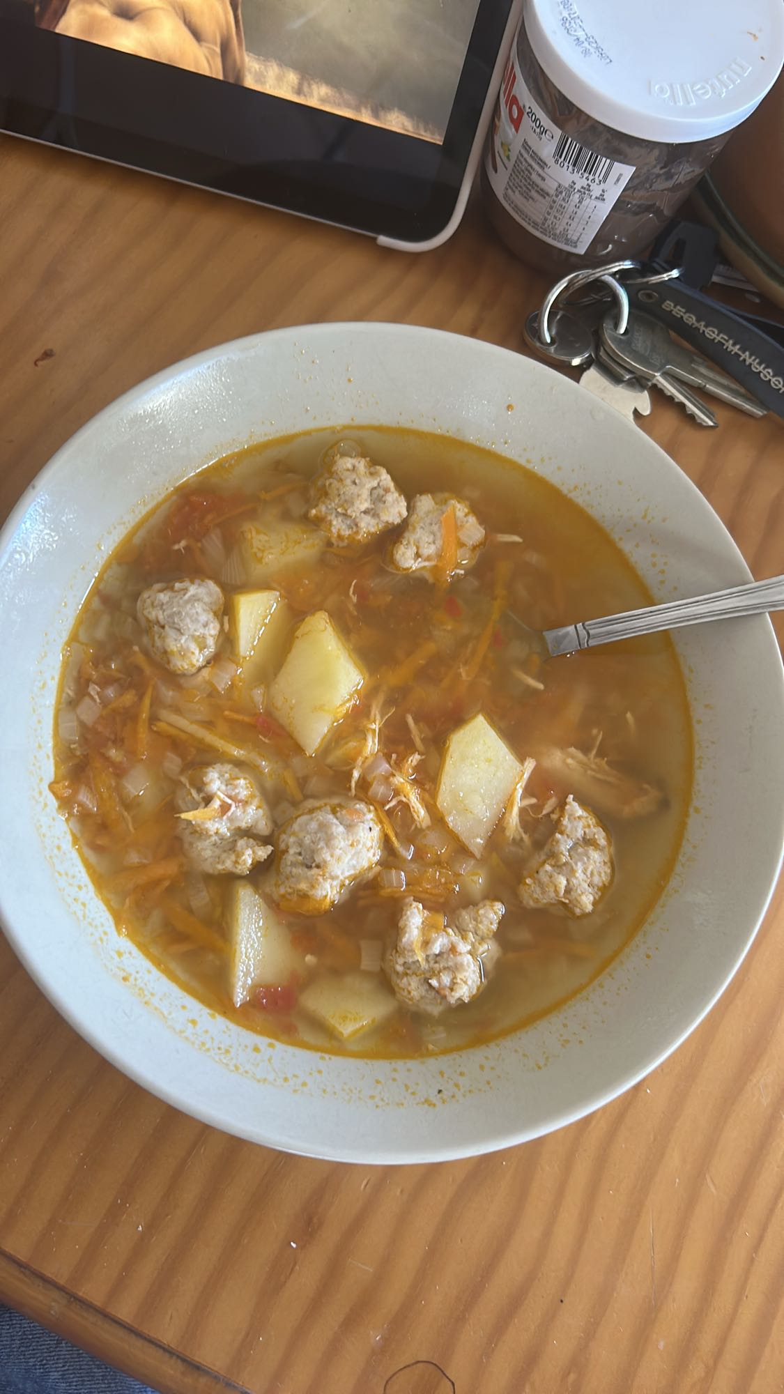 sopa con albóndigas