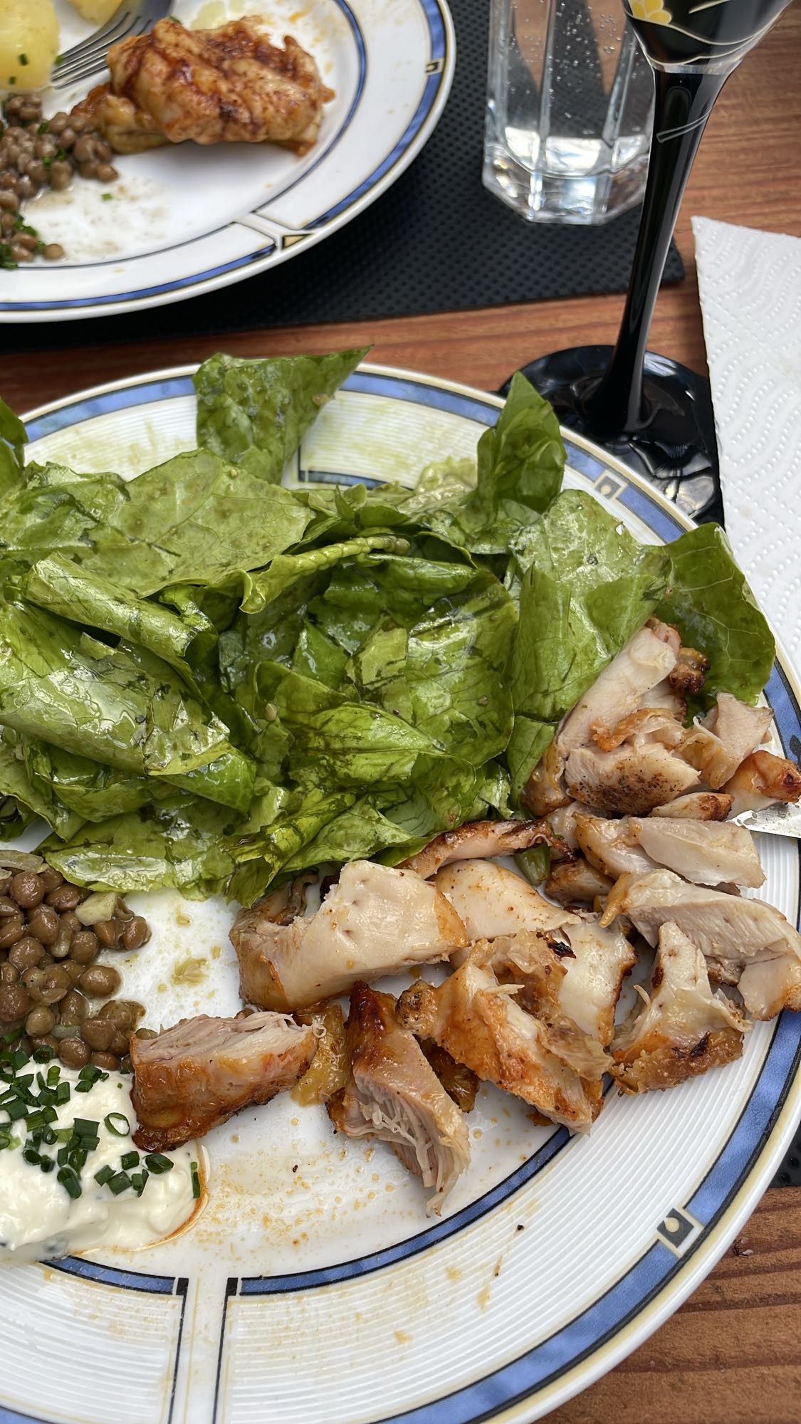 Gegrilltes Hähnchen mit Salat