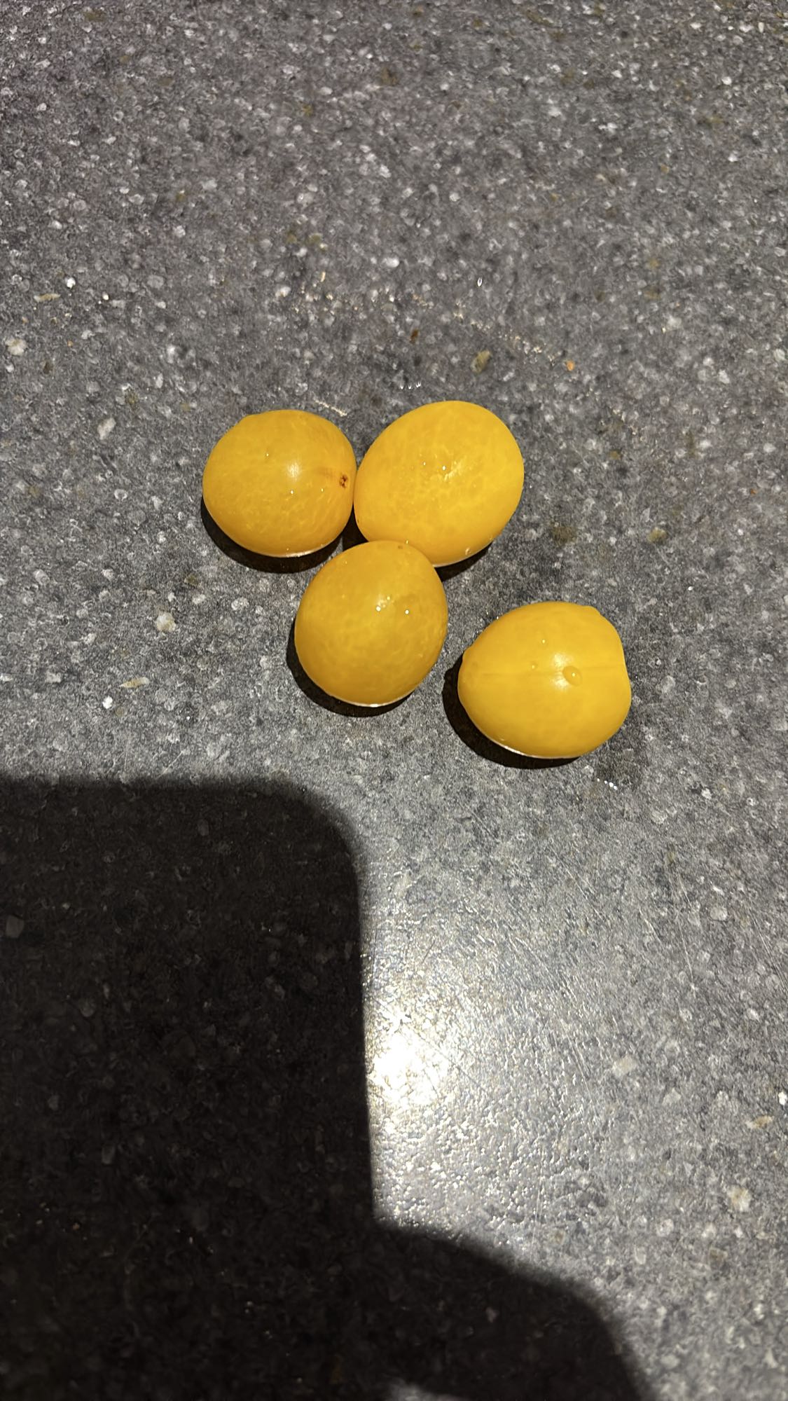 prunes jaunes fraîches