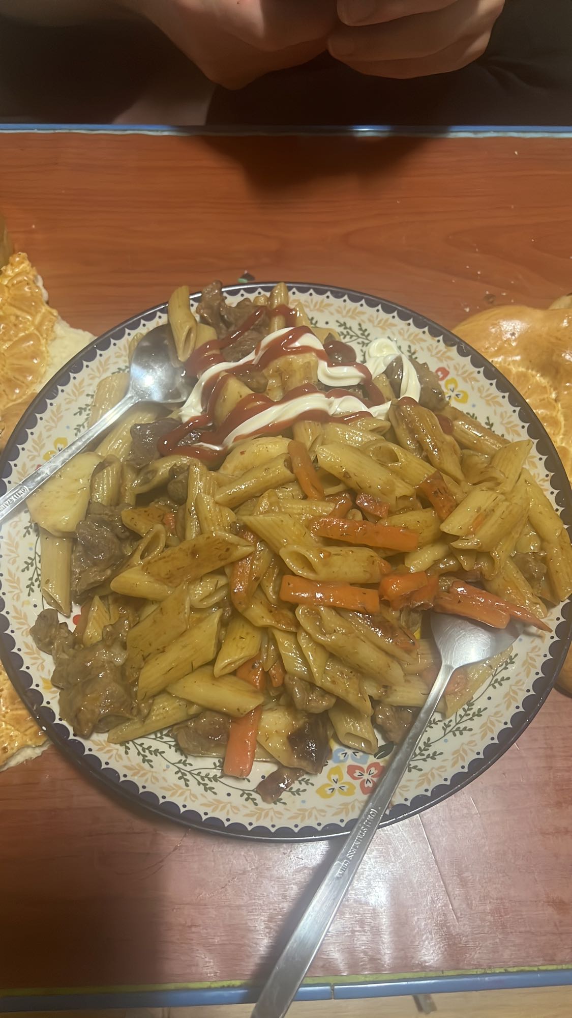 макароны с мясом и соусом