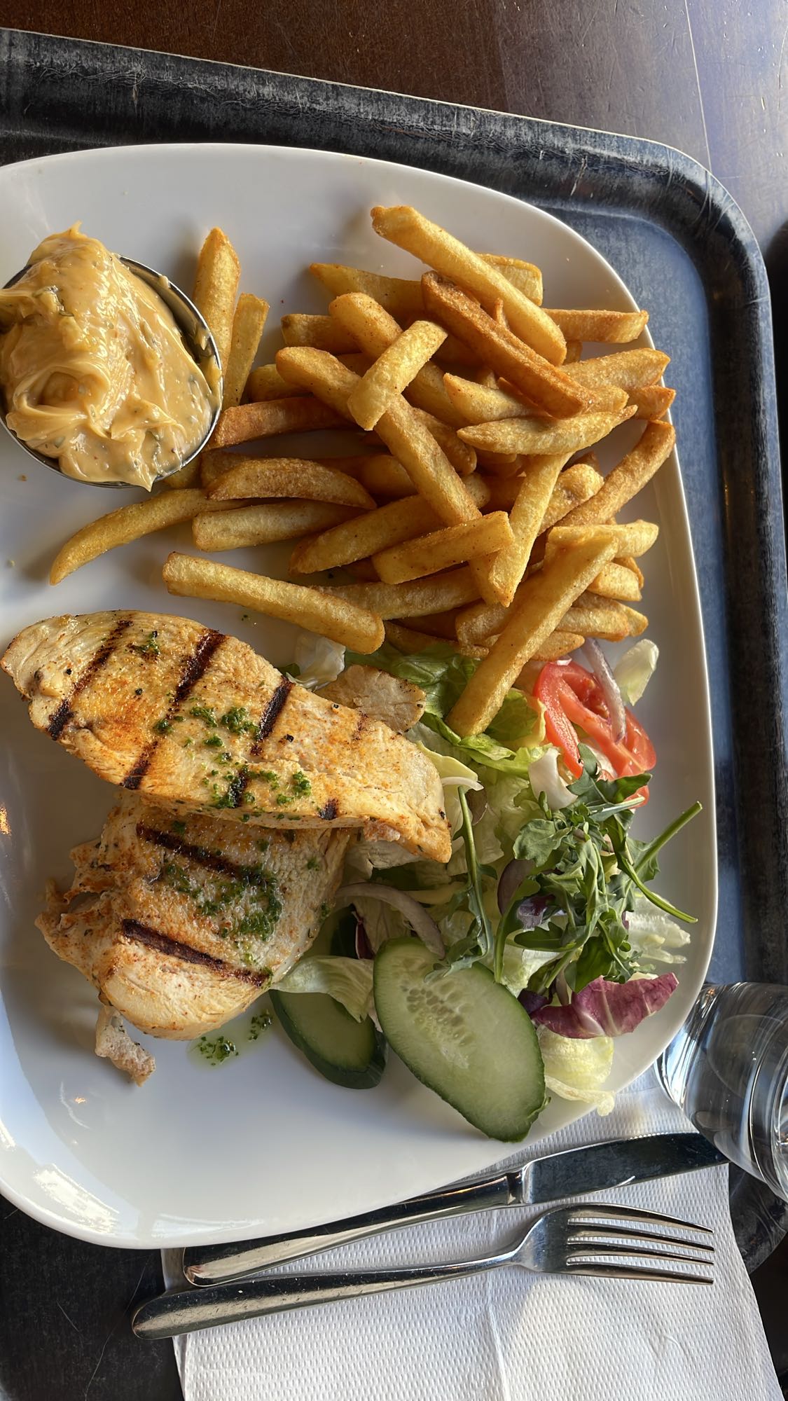 Kyckling med pommes & sallad