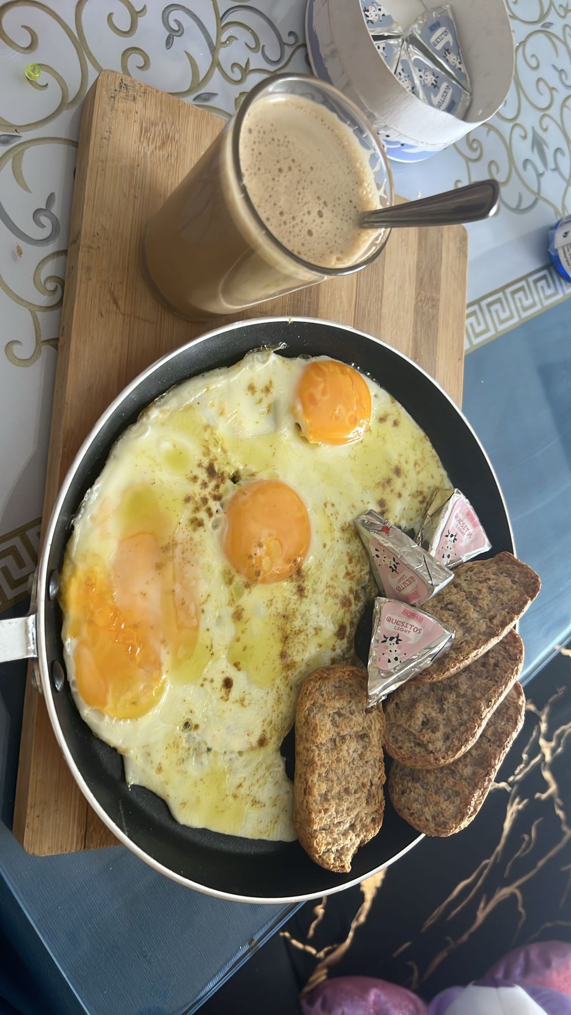 Desayuno con huevos y café
